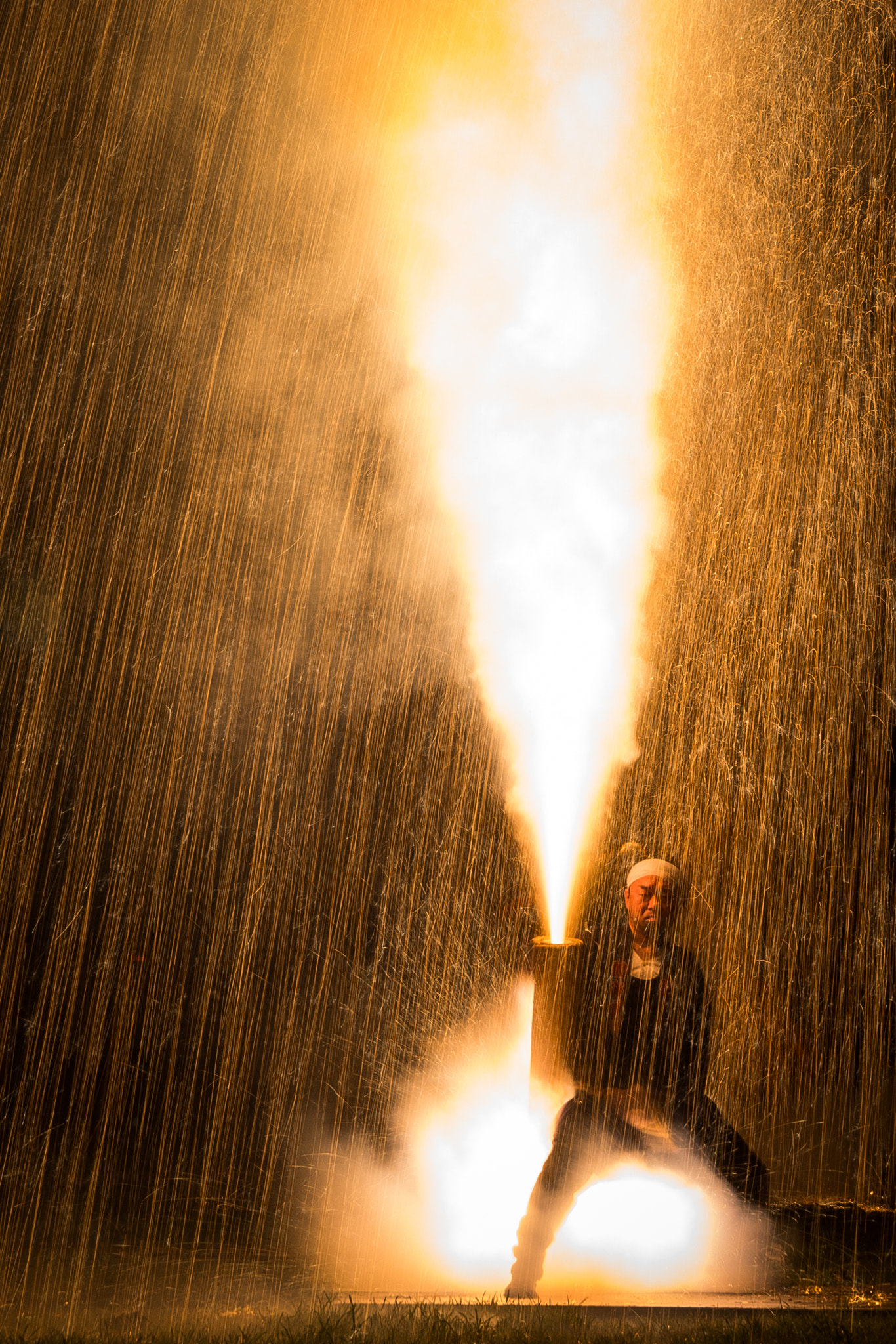 Sony 70-300mm F4.5-5.6 G SSM sample photo. Hand fireworks photography