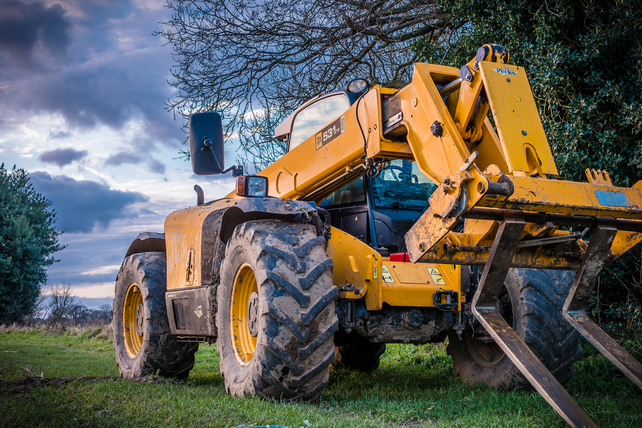 Fujifilm X-A1 + Fujifilm XF 35mm F1.4 R sample photo. For lift tractor photography