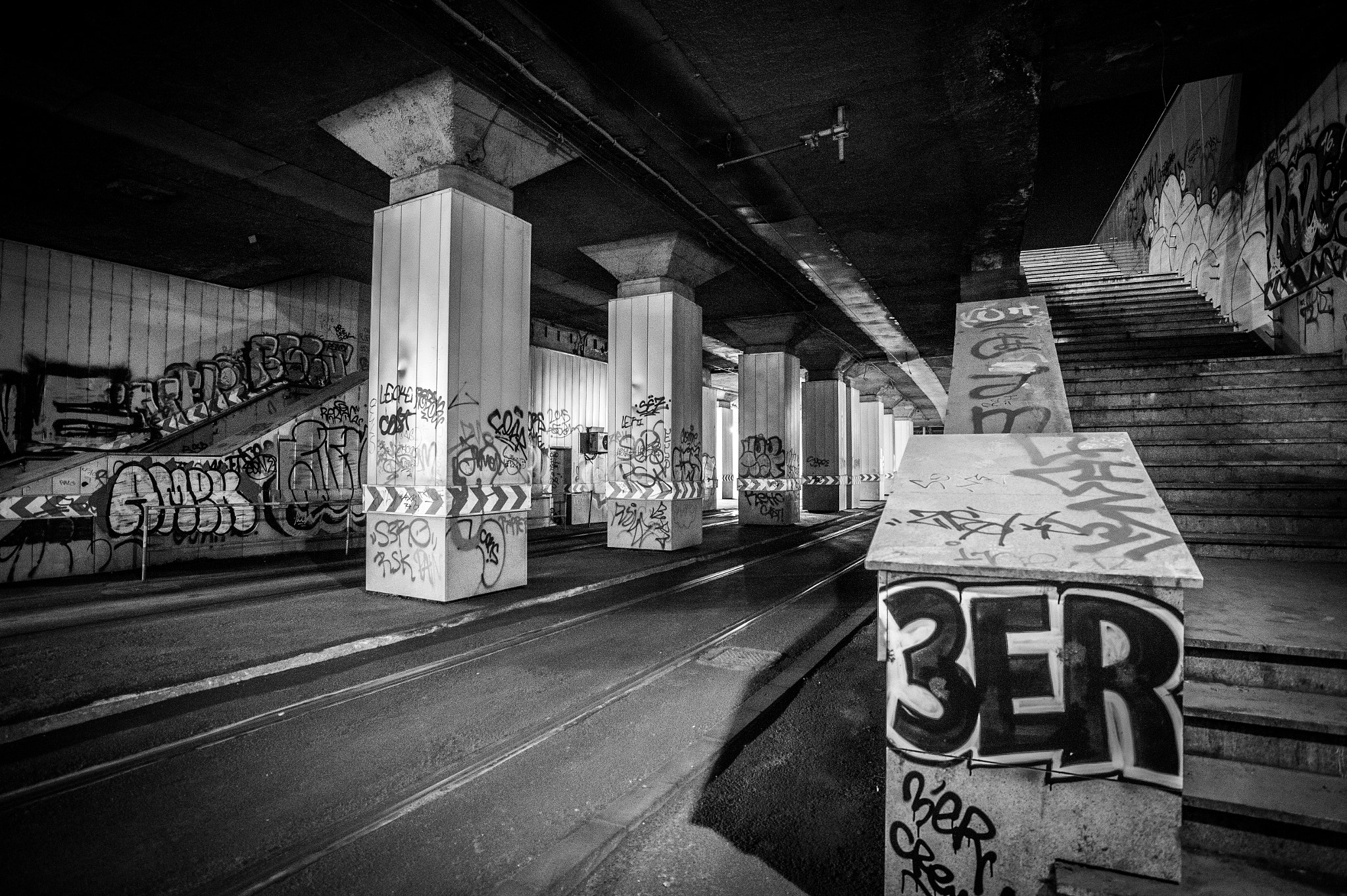 Nikon AF-S Nikkor 18-35mm F3.5-4.5G ED sample photo. Pasajul victoriei photography