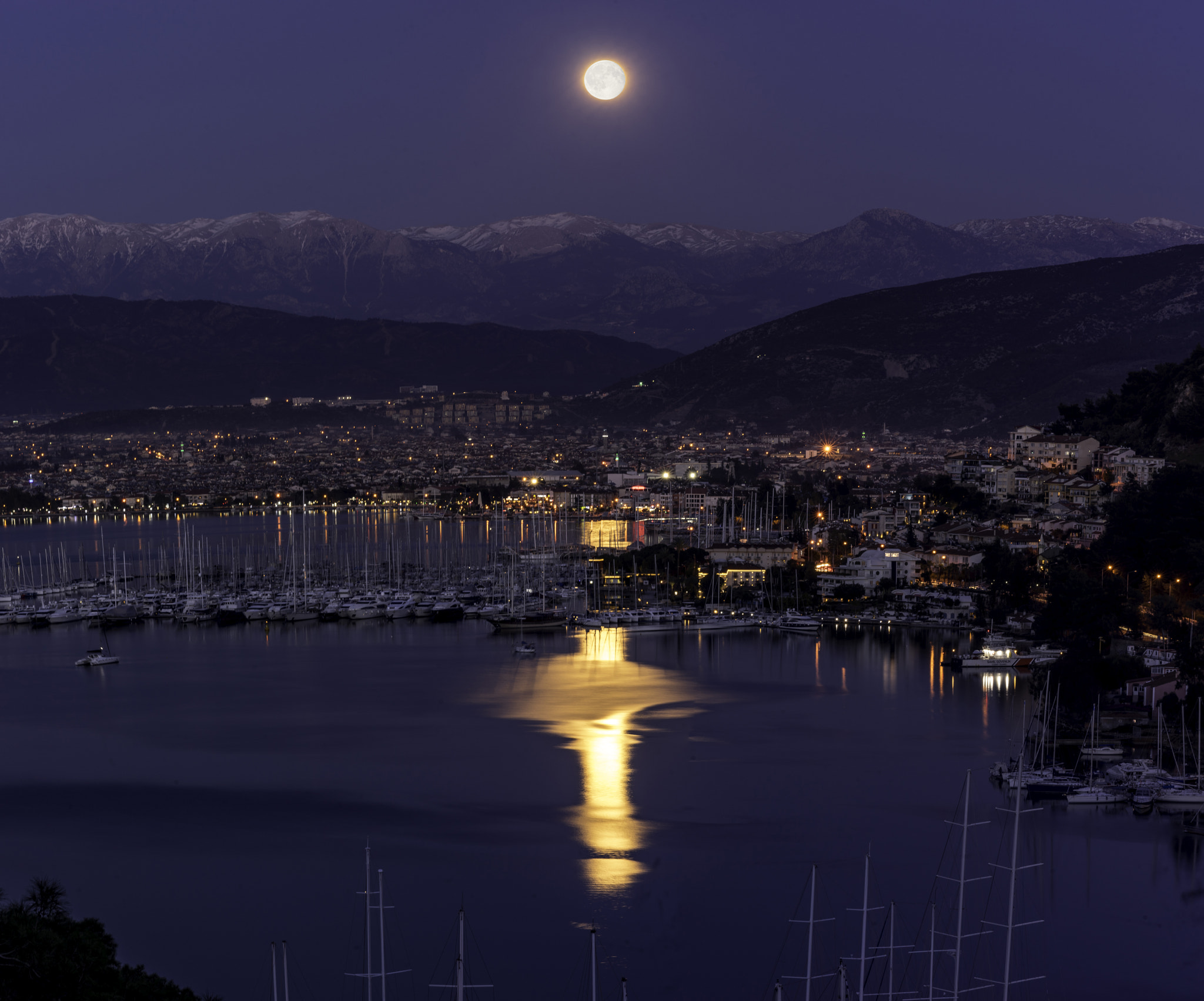 Sony Sonnar T* 135mm F1.8 ZA sample photo. Moonrise photography