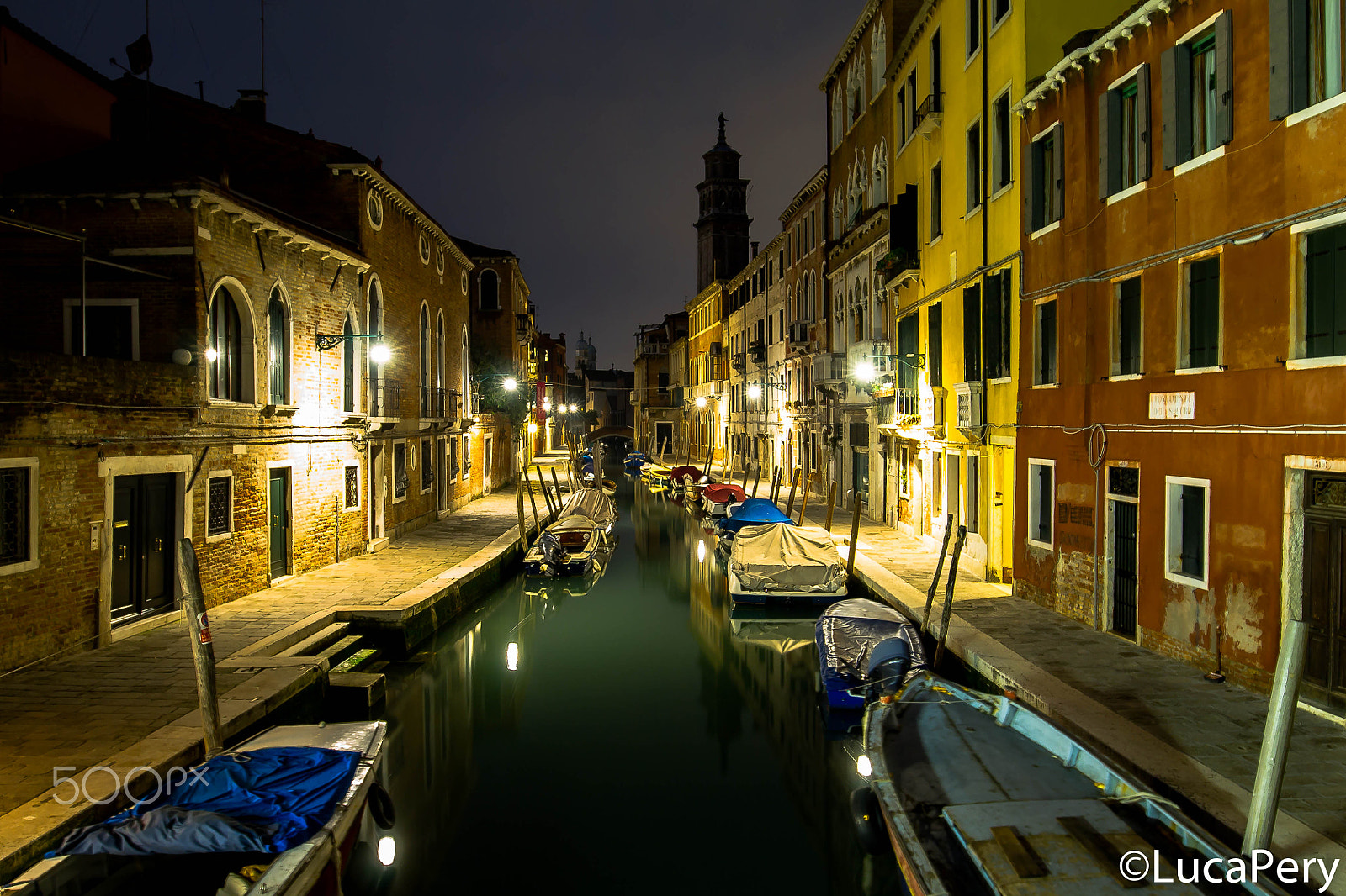 Canon EOS 1100D (EOS Rebel T3 / EOS Kiss X50) + Canon EF 16-35mm F4L IS USM sample photo. Canal night in venice photography