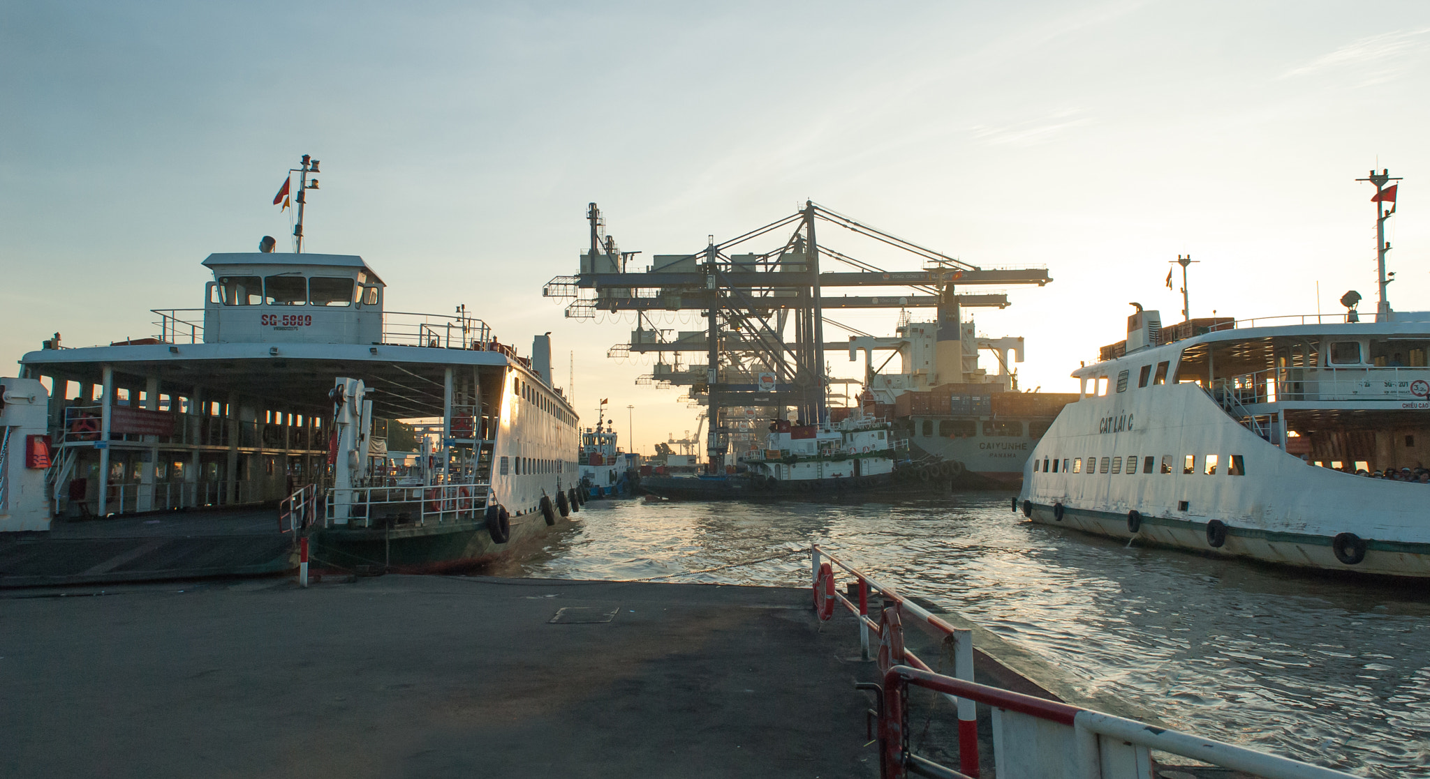 Nikon D200 sample photo. The morning ferry photography
