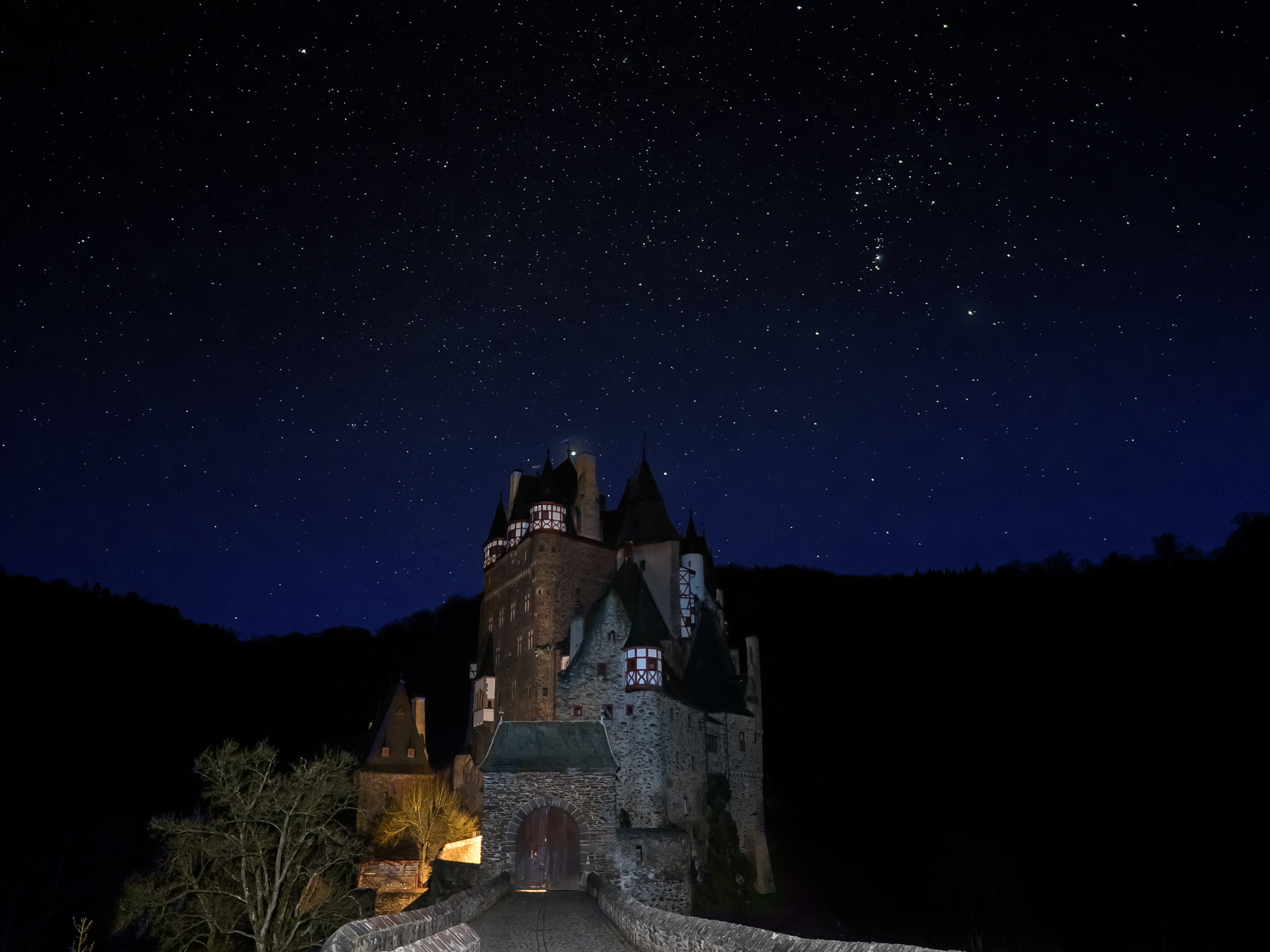 Panasonic Lumix DMC-GH4 + OLYMPUS M.12mm F2.0 sample photo. Eltz castle at night photography