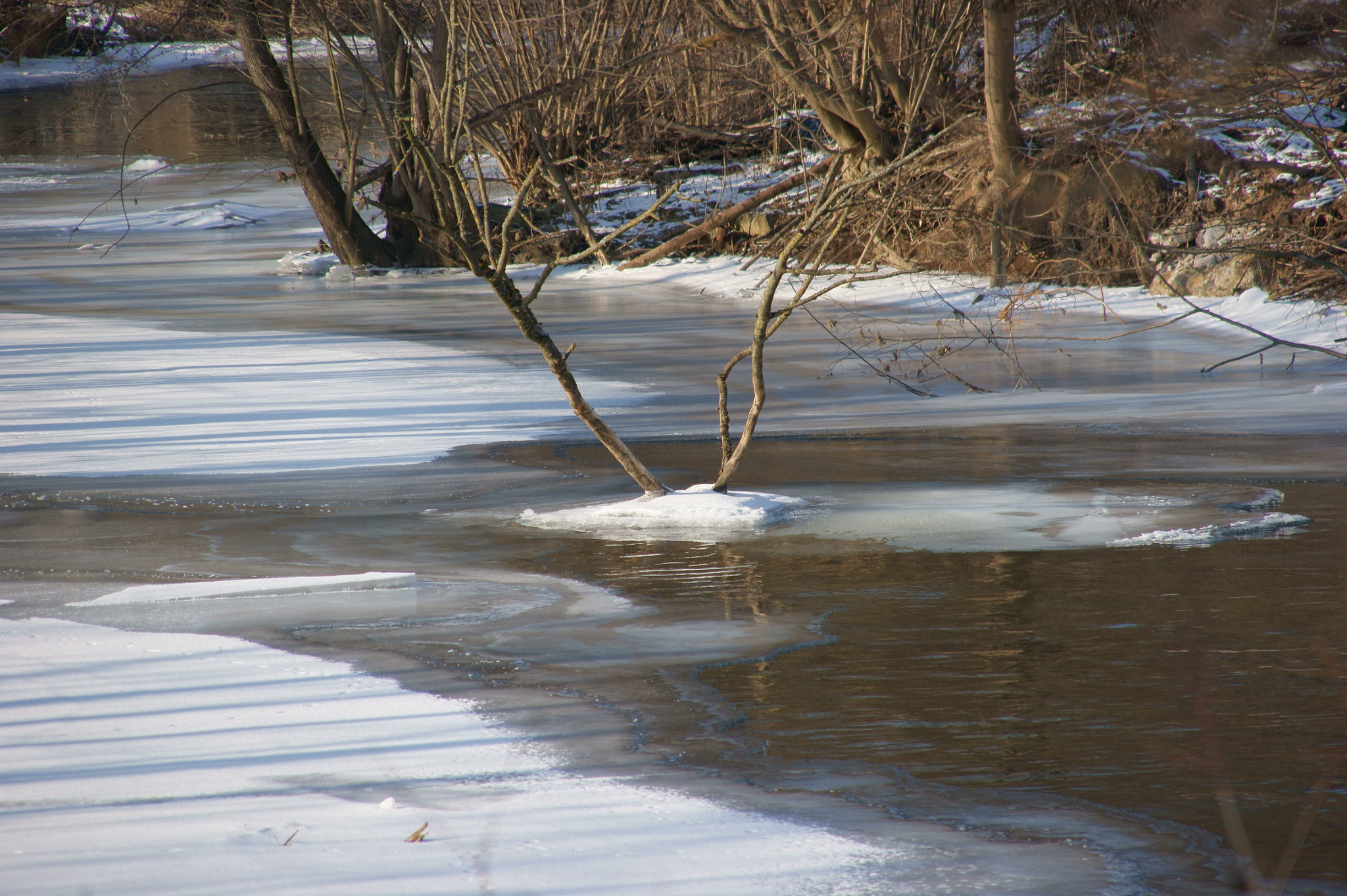 Sony Alpha DSLR-A350 + Sigma 18-200mm F3.5-6.3 DC sample photo. Frozen river photography