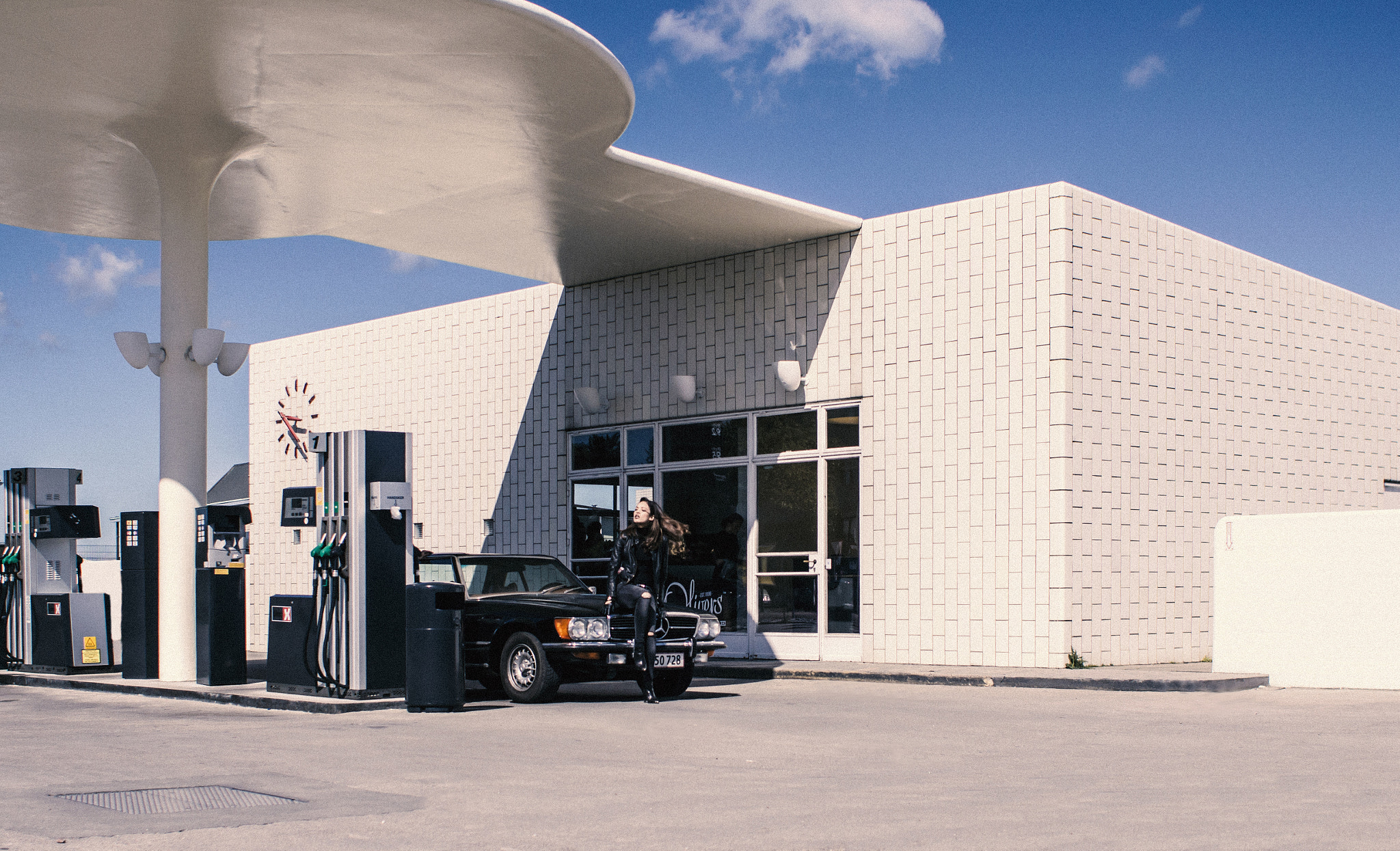 Canon EOS 600D (Rebel EOS T3i / EOS Kiss X5) + Canon EF 28mm F1.8 USM sample photo. Arnejacobsen_gasstation_levis photography