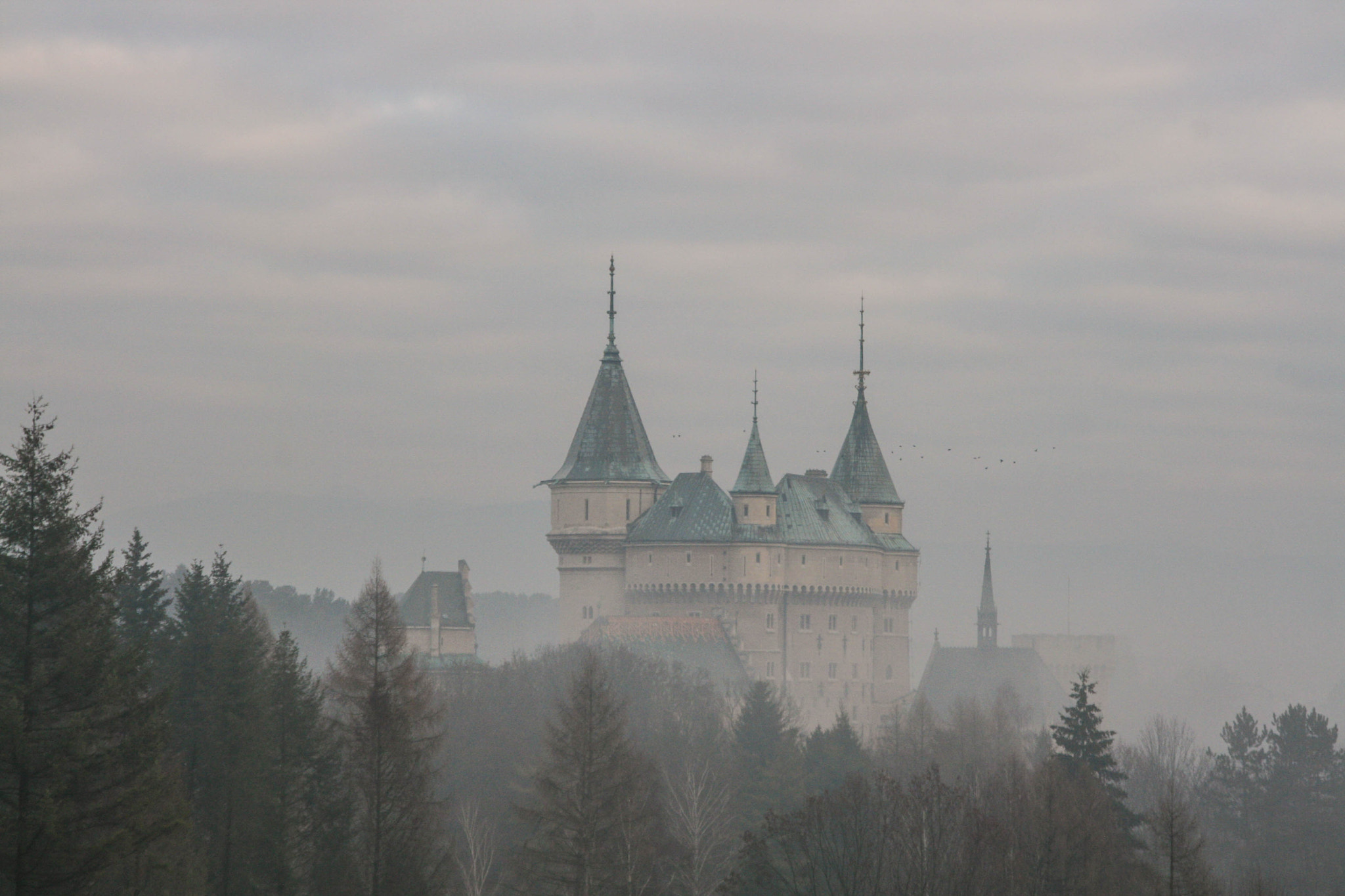 Canon EOS 400D (EOS Digital Rebel XTi / EOS Kiss Digital X) + Canon EF 28-105mm F4.0-5.6 USM sample photo. Bojnice castle in the fog / bajmóc vára a ködben photography