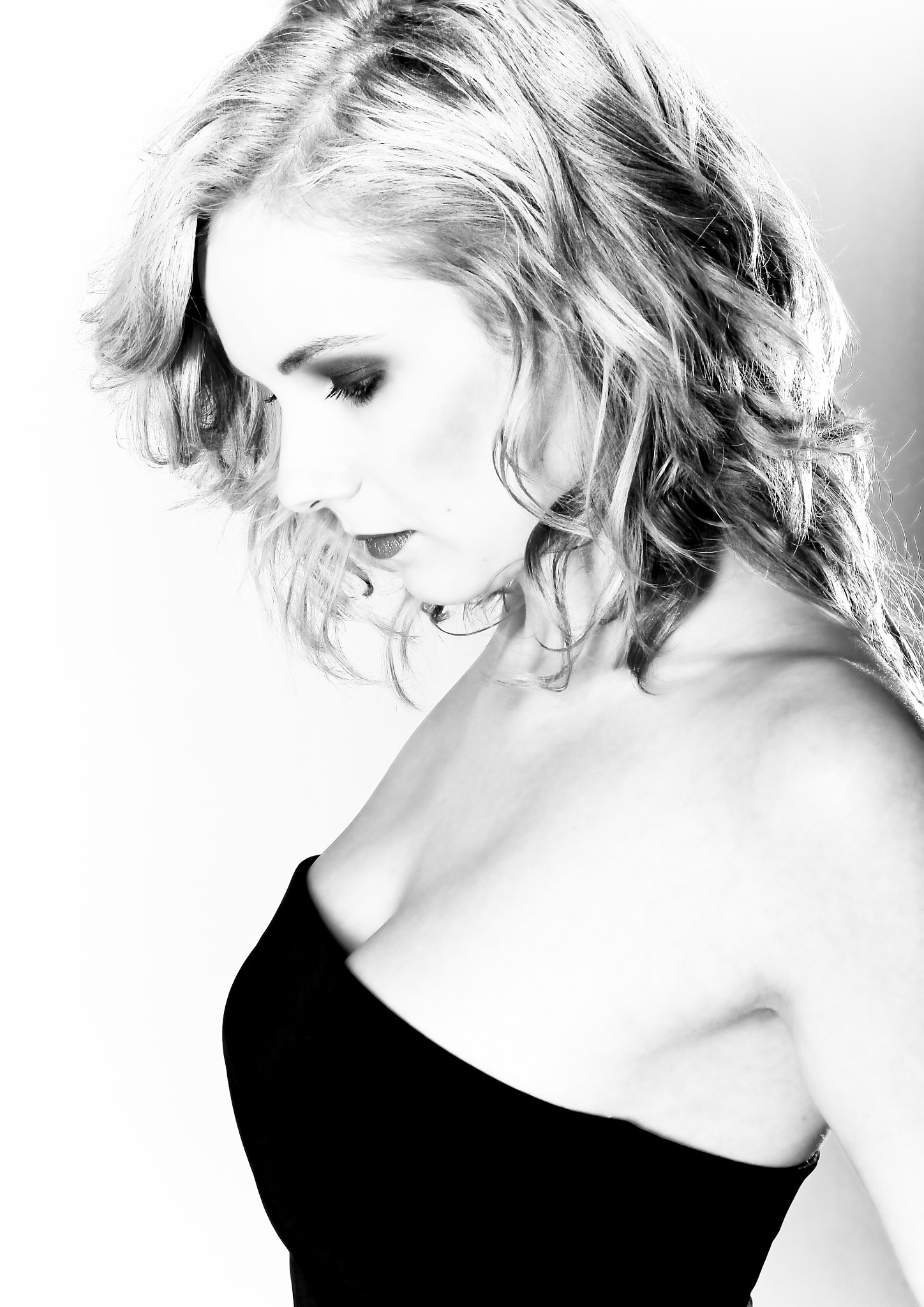 Canon EF 28-105mm f/3.5-4.5 USM sample photo. Blonde in black photography