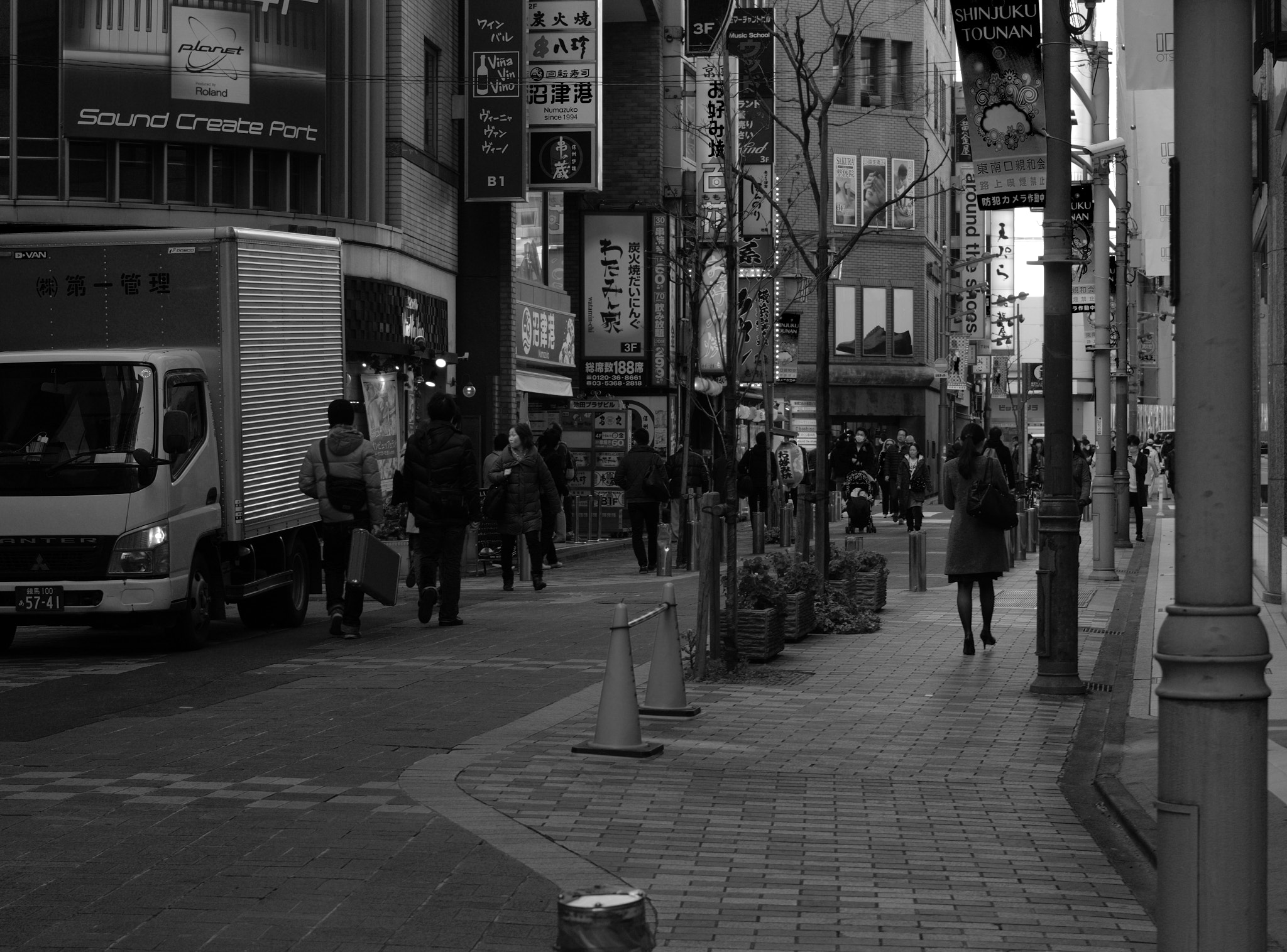 Nikon D5300 + 50mm F1.8 sample photo. Shinjuku street photography