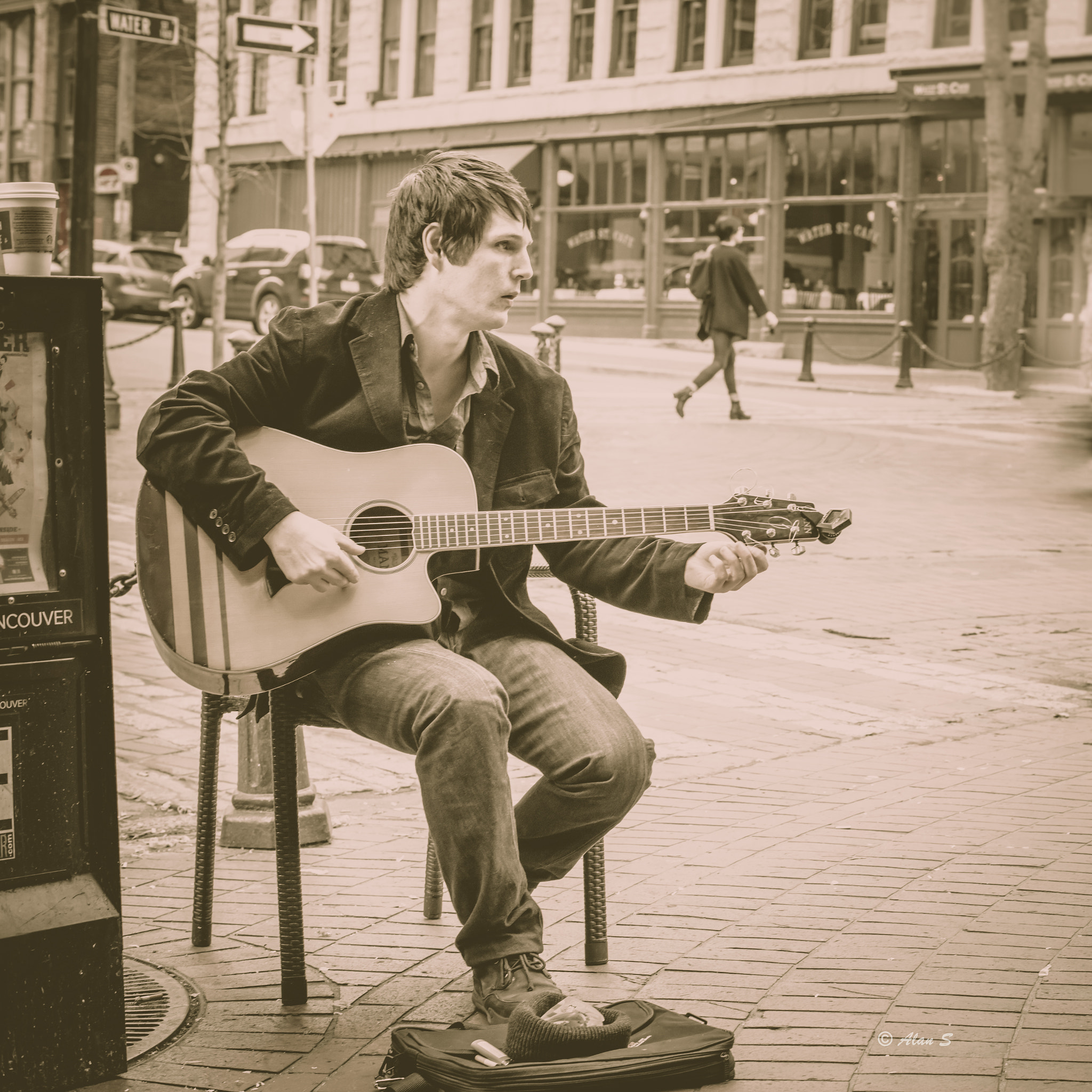 ZEISS Planar T* 50mm F1.4 sample photo. Guitarist in gastown photography
