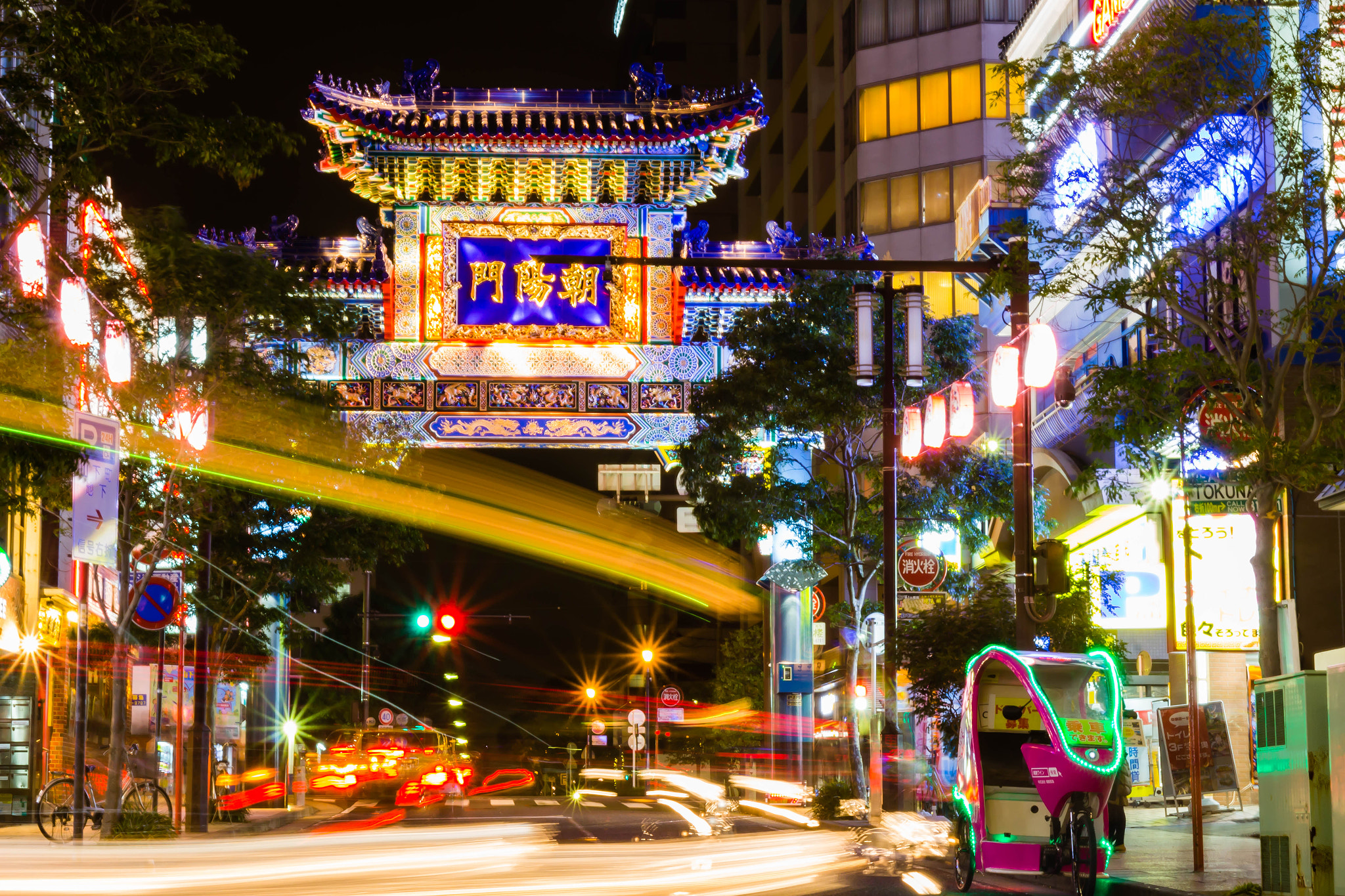 Canon EOS 100D (EOS Rebel SL1 / EOS Kiss X7) sample photo. Yokohama china town front gate photography