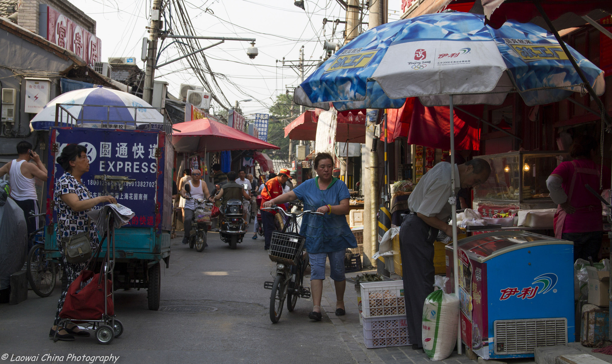 Canon EOS sample photo. Eat, work, talk, play and sleep photography