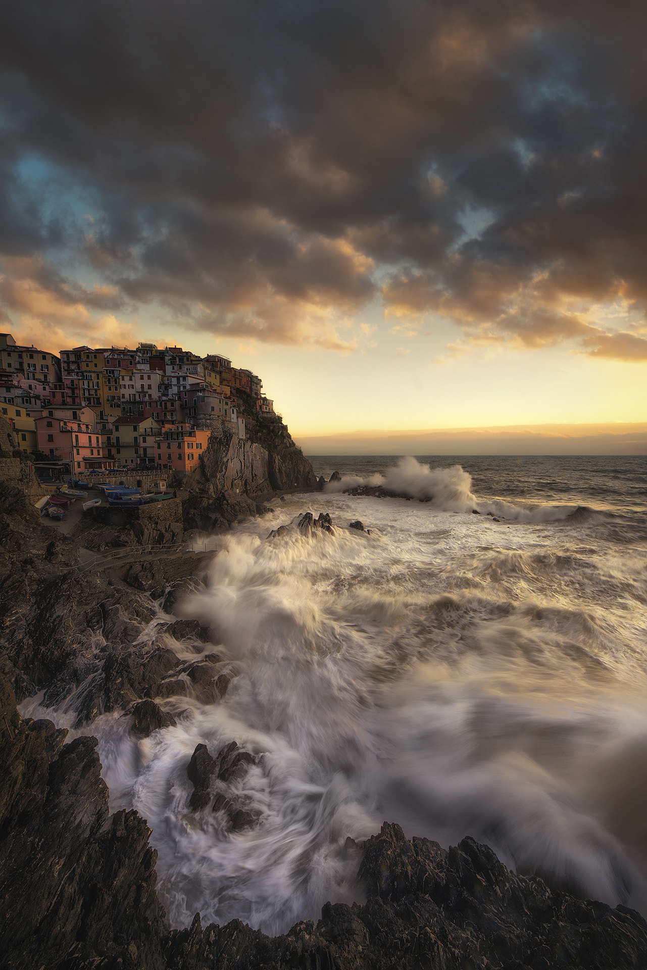 12-24mm F4.5-5.6 G SSM sample photo. Manarola sea storm photography