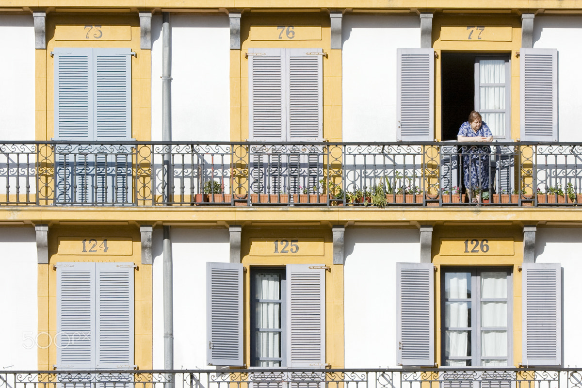 Canon EF 70-200mm F2.8L IS USM sample photo. Woman on the balcony, san sebastian (spain). photography