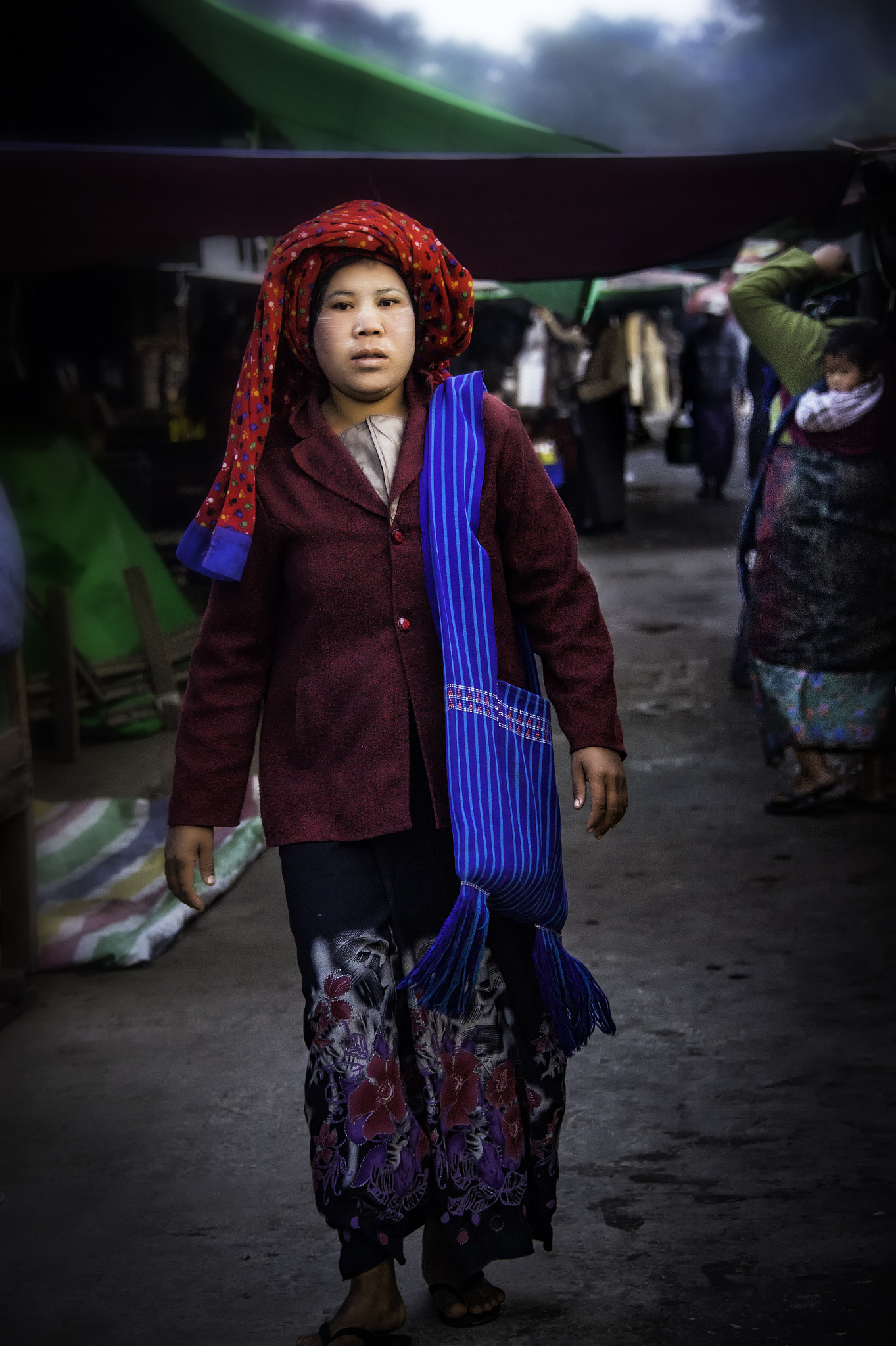 Nikon D4 sample photo. Early morning market woman photography