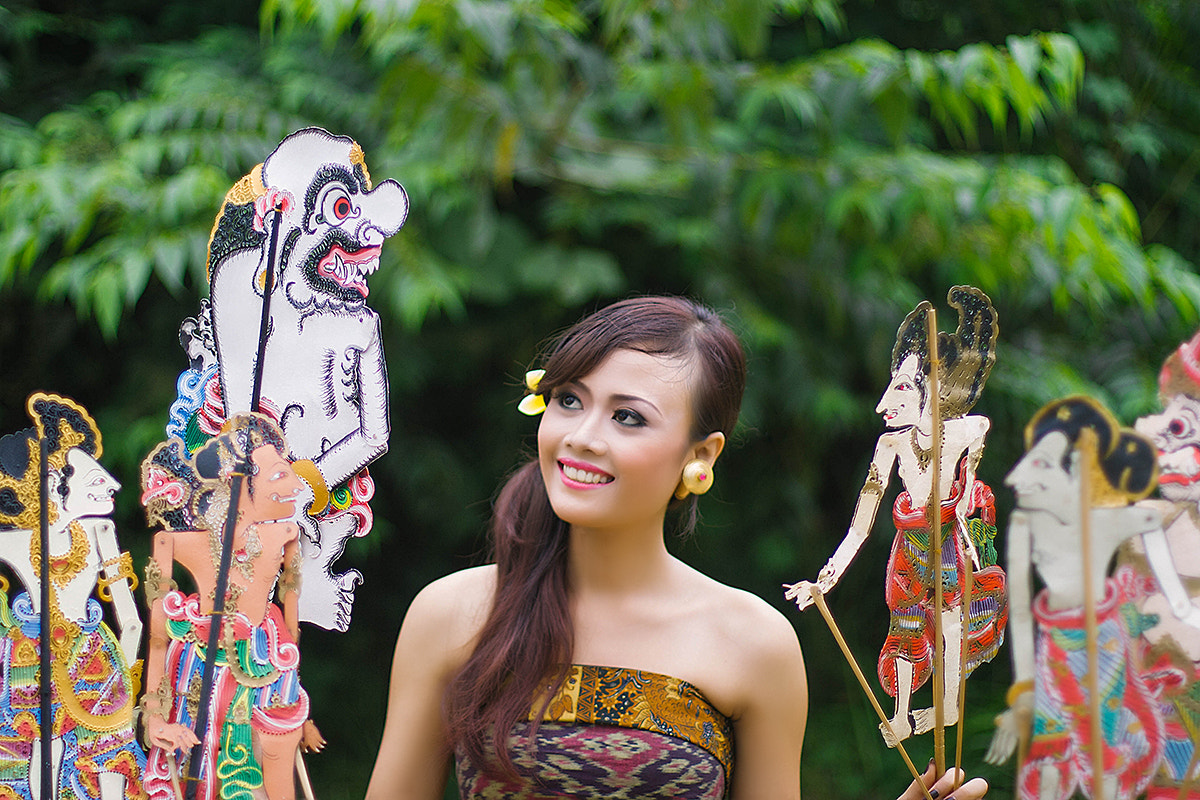 Canon EOS 1000D (EOS Digital Rebel XS / EOS Kiss F) + Canon EF 50mm F1.4 USM sample photo. The girl play "wayang" photography