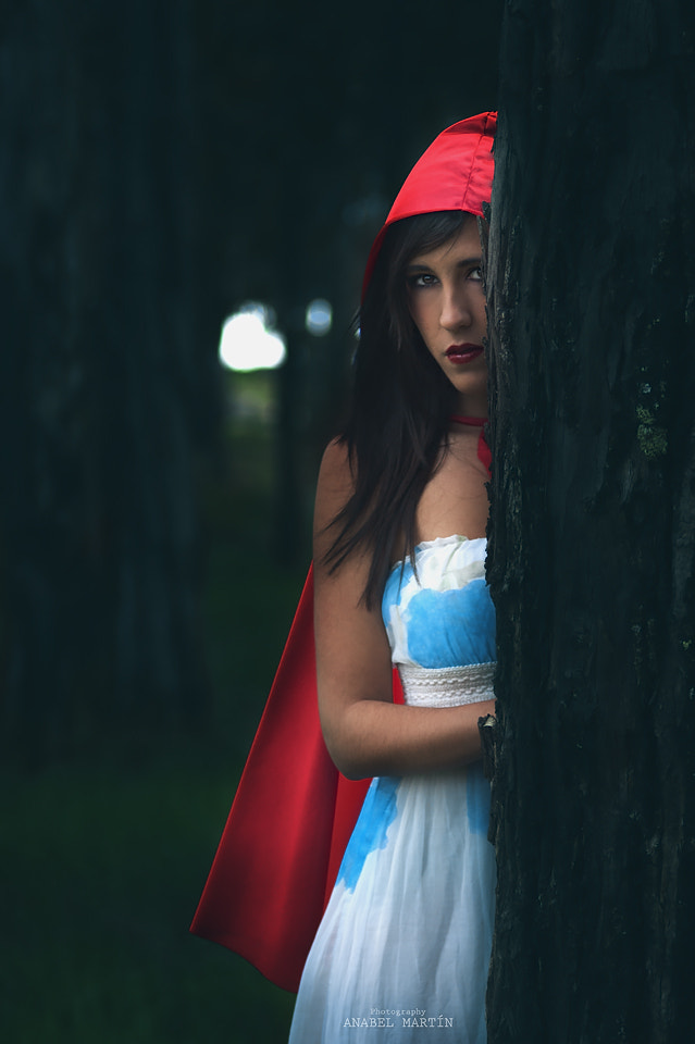 Sony Alpha DSLR-A350 + Minolta AF 70-210mm F4 Macro sample photo. Red riding hood photography