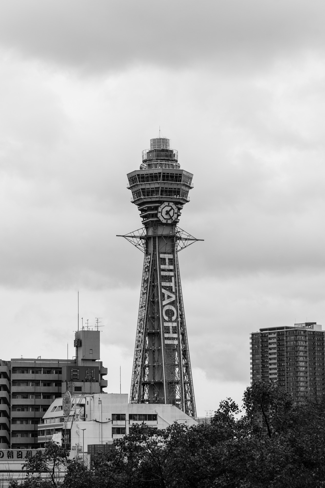 Sony 70-200mm F2.8 G SSM II sample photo.  通天阁是大阪的地标建筑。今天人们看到的通天阁已是第二代通天阁。时值日本战后飞速发展的，全日本各种高... photography