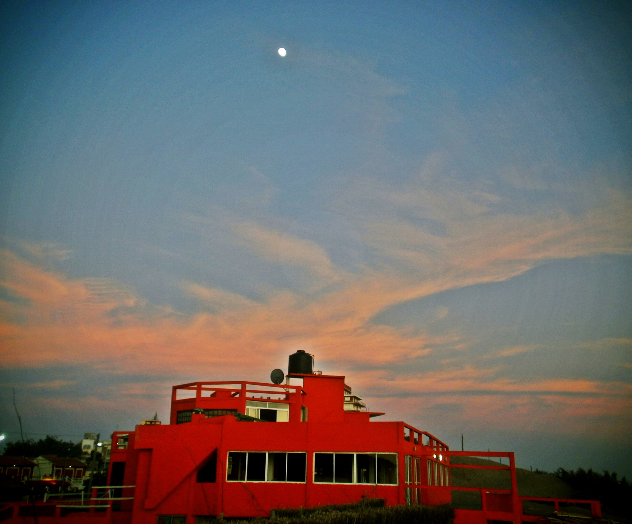 Olympus FE4020,X940 sample photo. Luna en rojo. photography