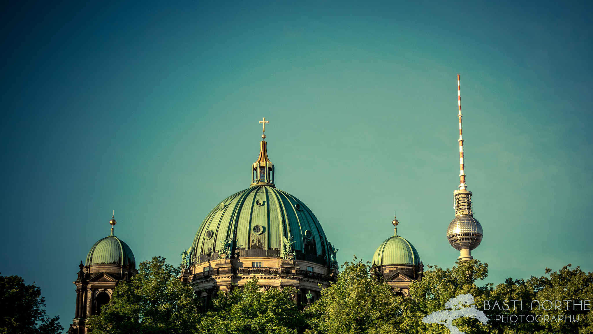 Samsung NX 18-200mm F3.5-6.3 ED OIS sample photo. Berliner dom photography