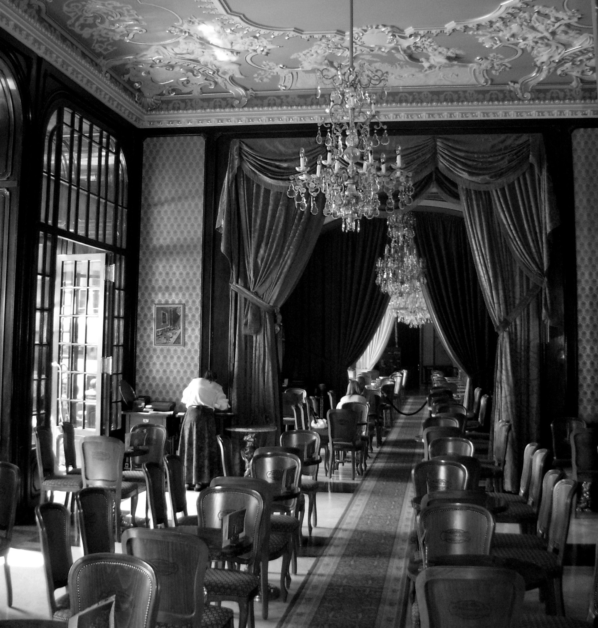 Nikon COOLPIX L5 sample photo. Tearoom in buda photography