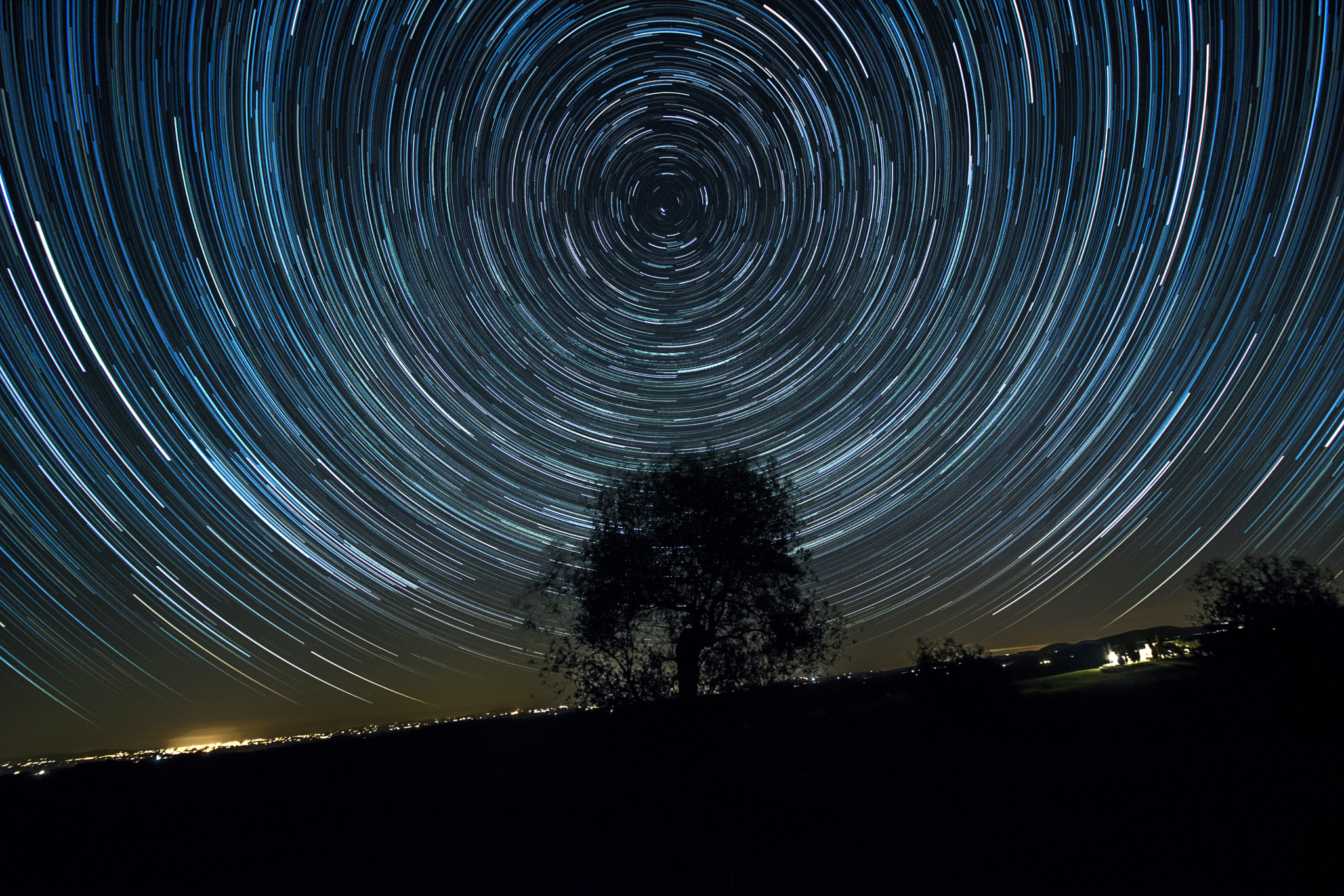 Canon EOS 760D (EOS Rebel T6s / EOS 8000D) + Canon EF-S 10-18mm F4.5–5.6 IS STM sample photo. Val d'orcia startrail photography