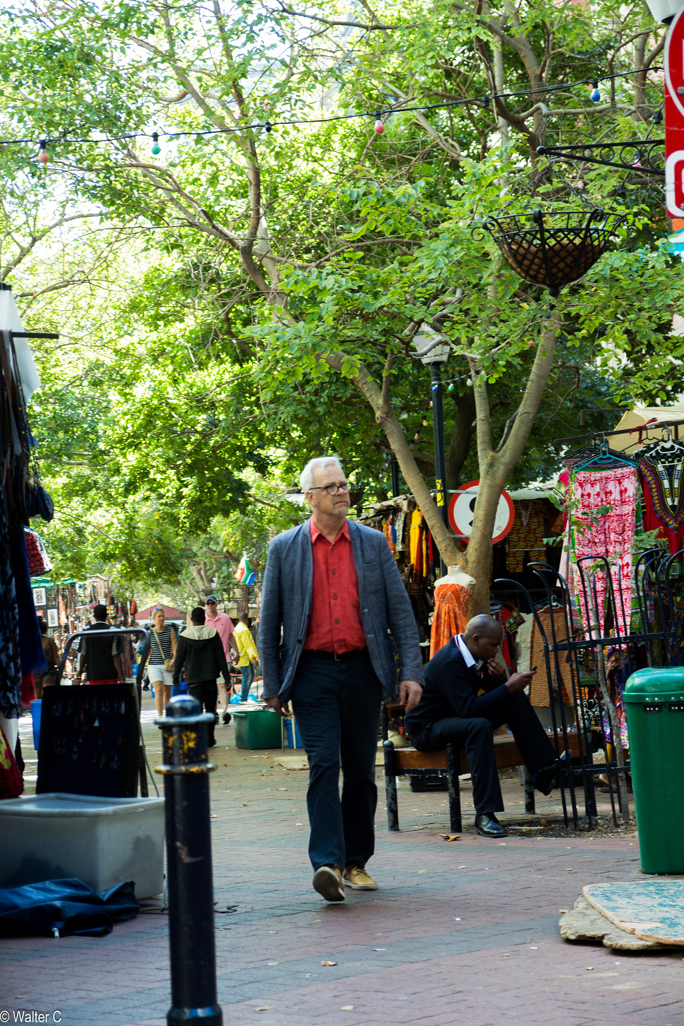 Canon EOS 650D (EOS Rebel T4i / EOS Kiss X6i) sample photo. Man walking at market photography
