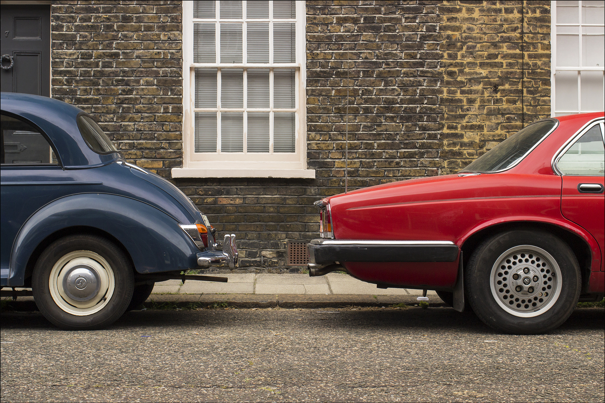 Canon EOS 600D (Rebel EOS T3i / EOS Kiss X5) + Canon EF 35mm F2 sample photo. Back to back in roupell street photography