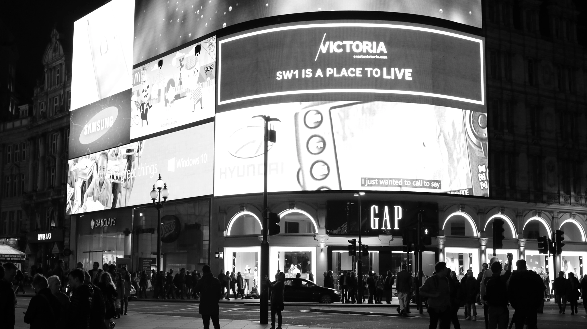 Canon EF 35mm F2 IS USM sample photo. London - piccadilly photography