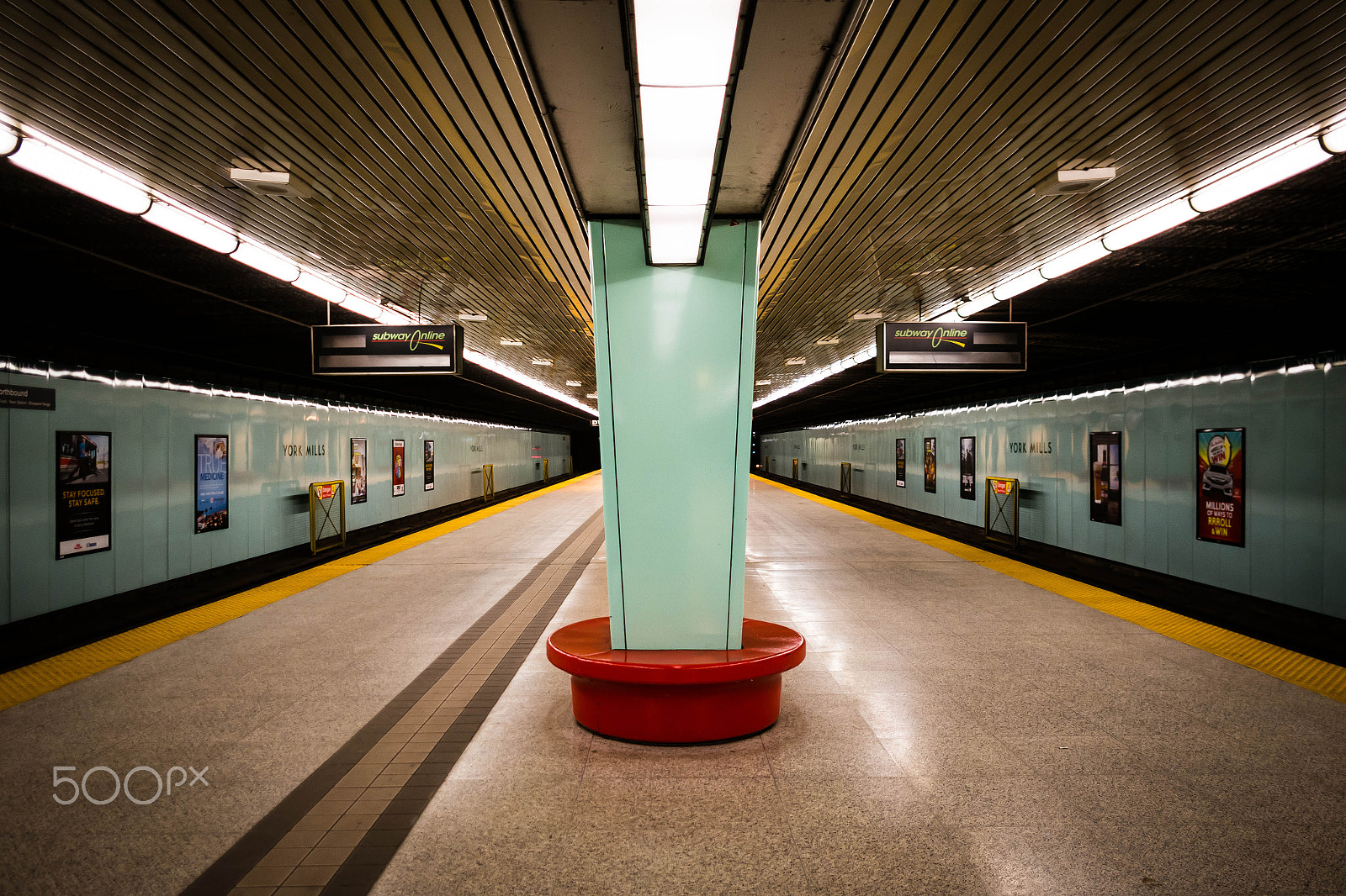 Samsung NX1000 + Samsung NX 16mm F2.4 Pancake sample photo. Empty subway station photography