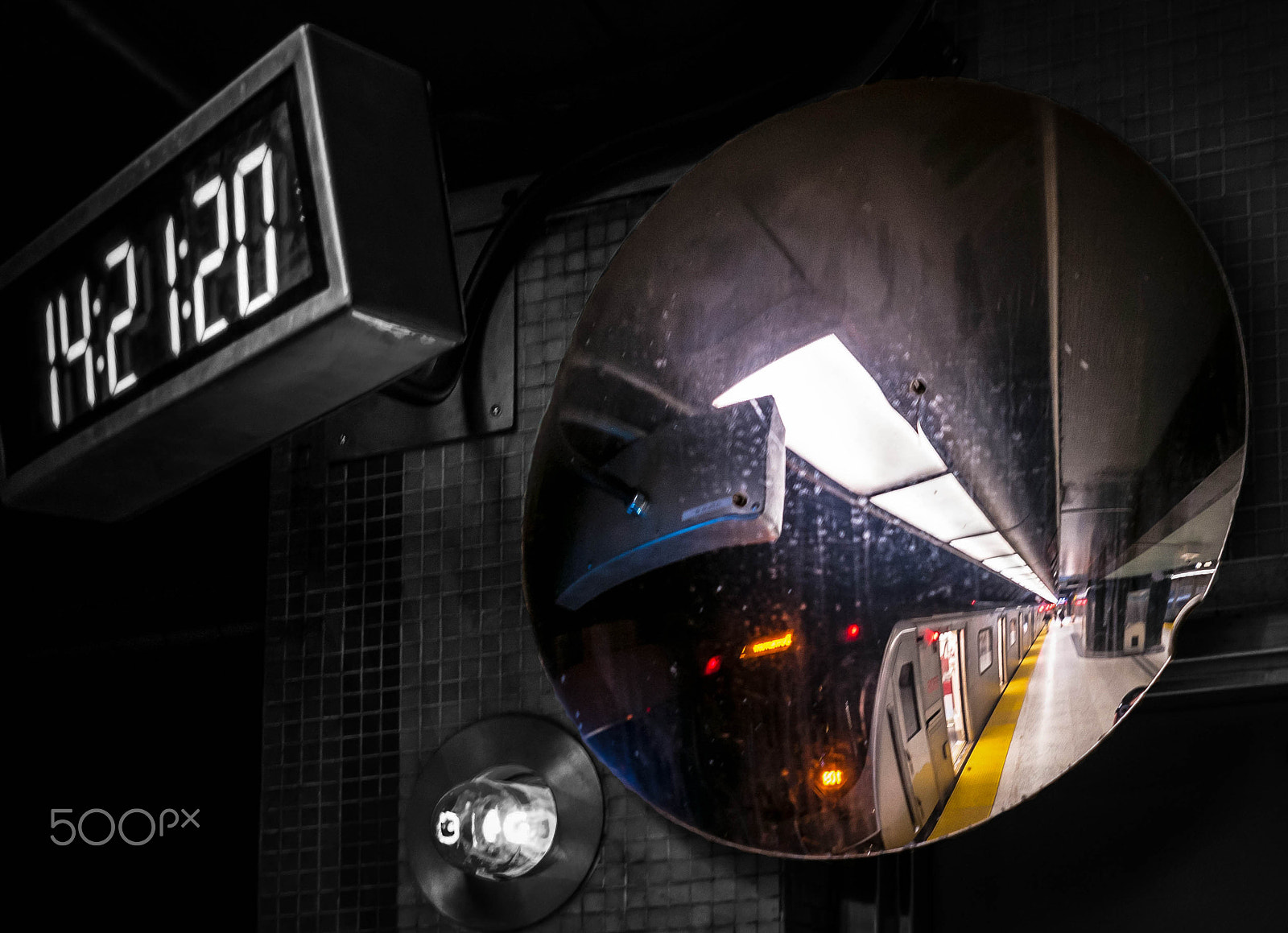 Samsung NX1000 + Samsung NX 16mm F2.4 Pancake sample photo. Subway stop photography