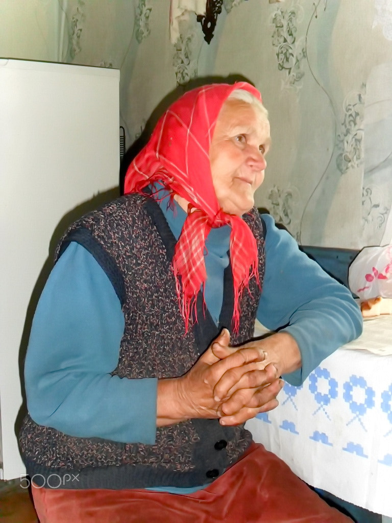 Samsung PL20,PL21 / VLUU PL20,PL21 sample photo. Grandmother in the village photography