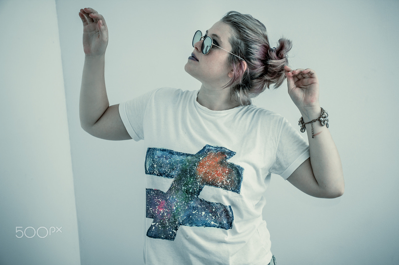 Canon EF-S 18-135mm F3.5-5.6 IS STM sample photo. Cendi gades - galaxy colors t-shirt photography