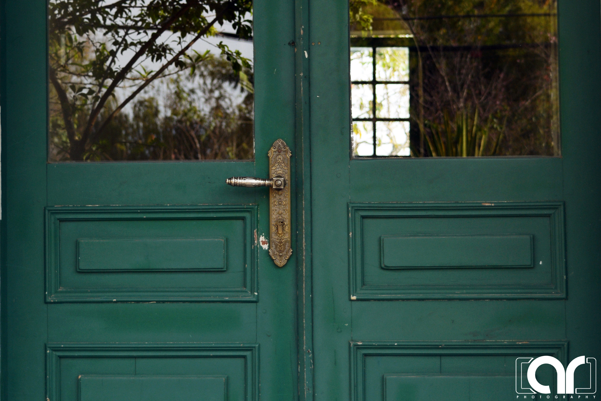 AF Zoom-Nikkor 28-100mm f/3.5-5.6G sample photo. Vintage door photography