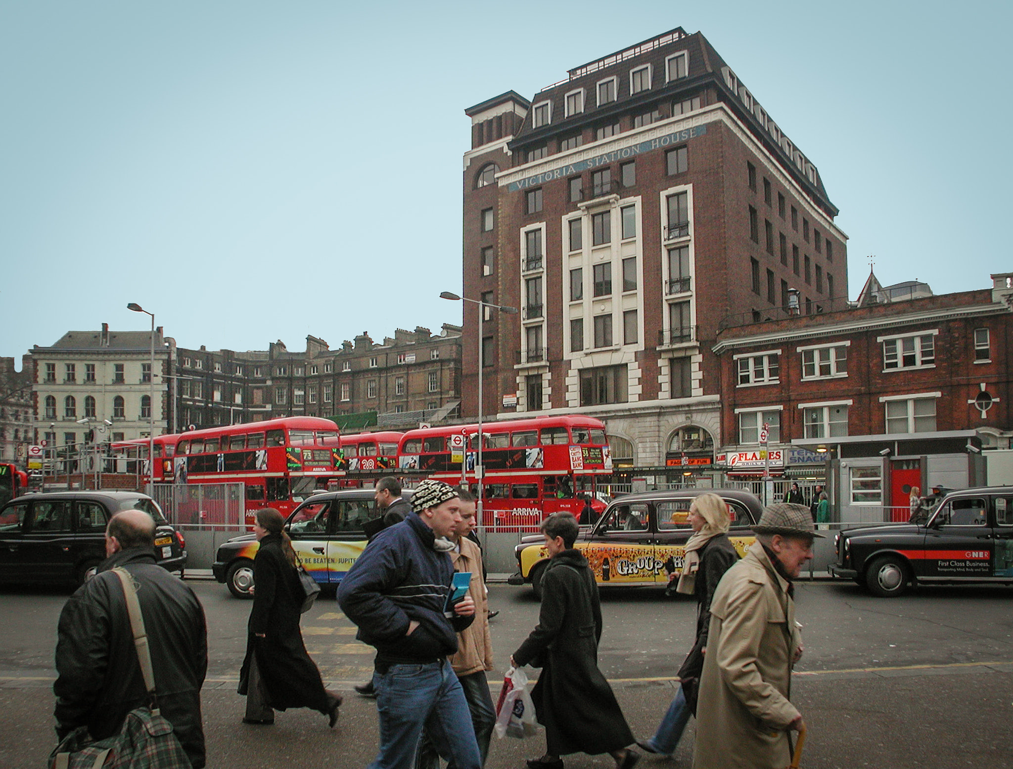 Nikon E990 sample photo. Victoria station traffic photography