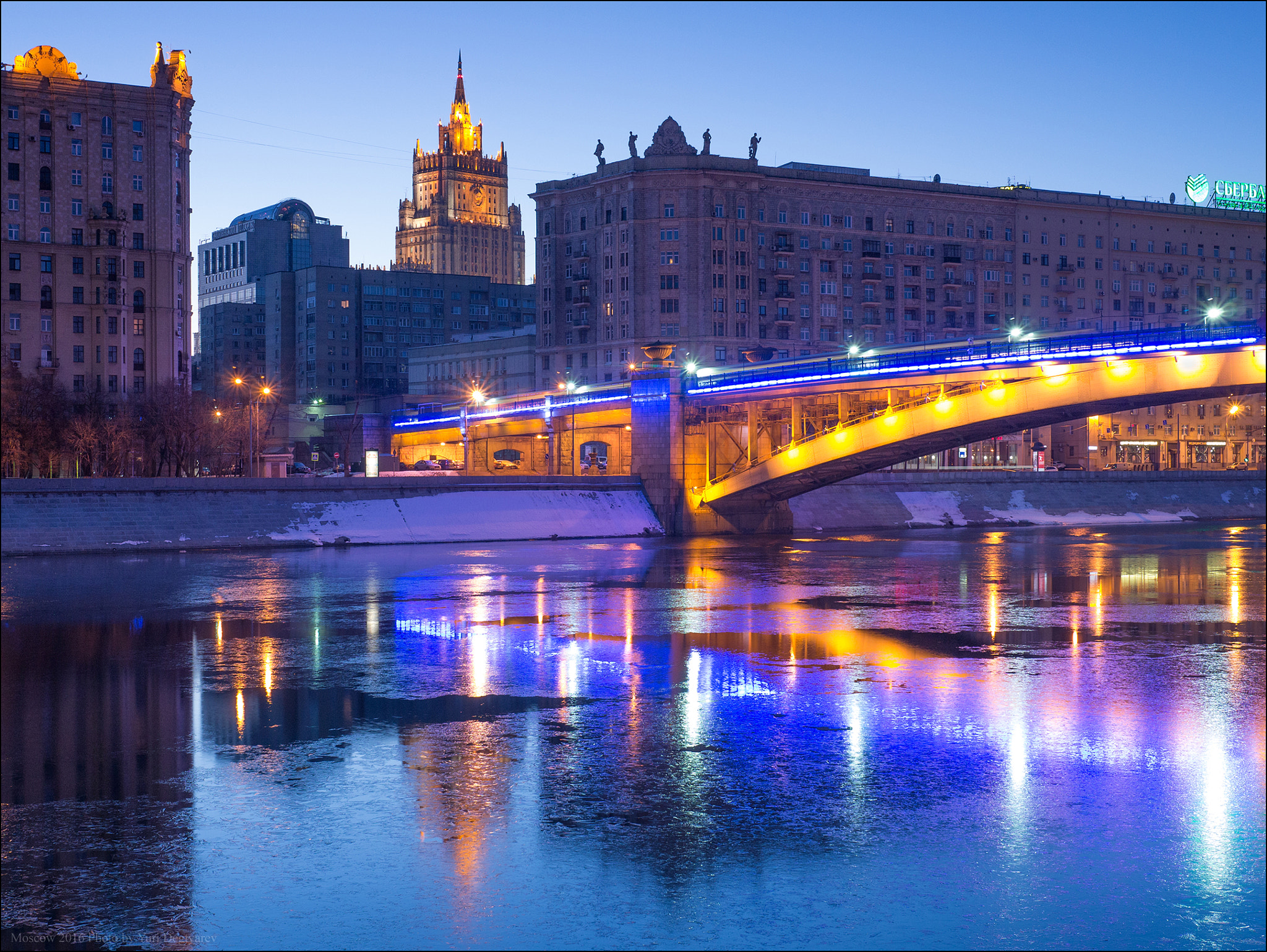 Panasonic Lumix DMC-G3 + Panasonic Leica DG Summilux 25mm F1.4 II ASPH sample photo. Russia. moscow. smolensky metro bridge. photography