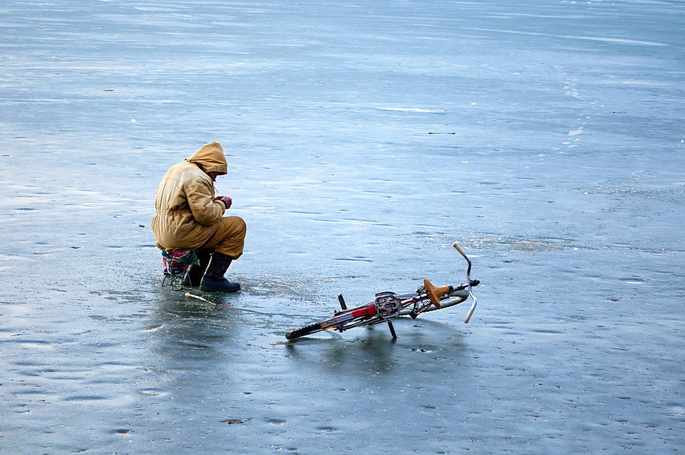 AF Zoom-Nikkor 80-200mm f/4.5-5.6D sample photo. Fishing in the winter - a special! photography