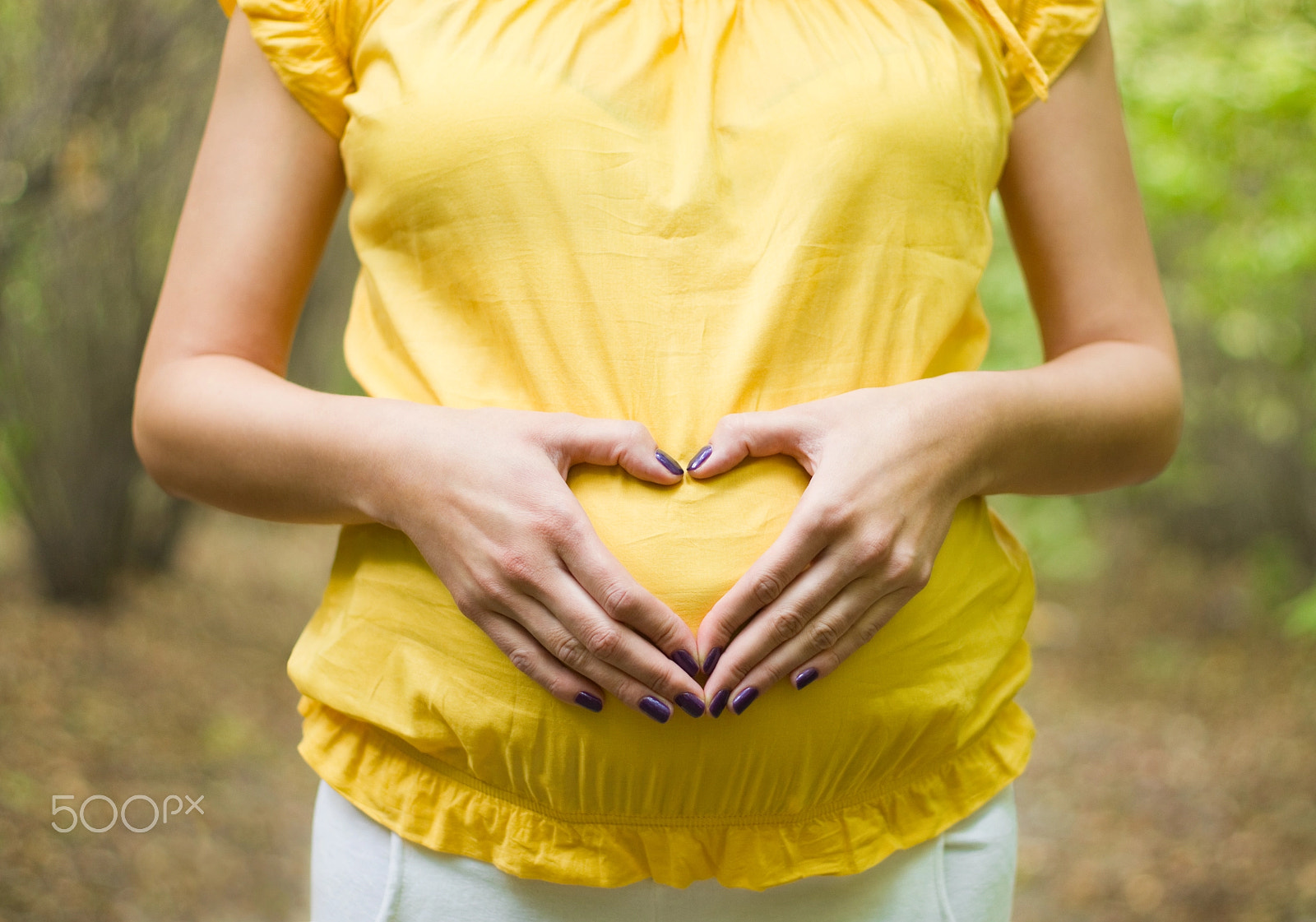 Sony Alpha DSLR-A550 + Sony 50mm F1.4 sample photo. Beautiful pregnant woman in the park photography