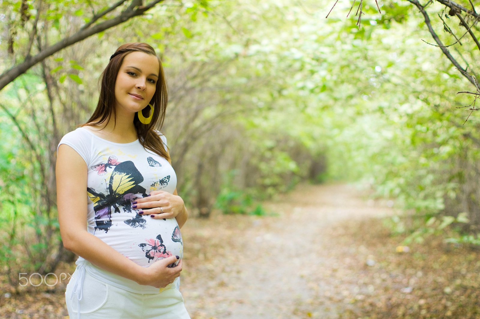Sony Alpha DSLR-A550 + Sony 50mm F1.4 sample photo. Beautiful pregnant woman in the park photography
