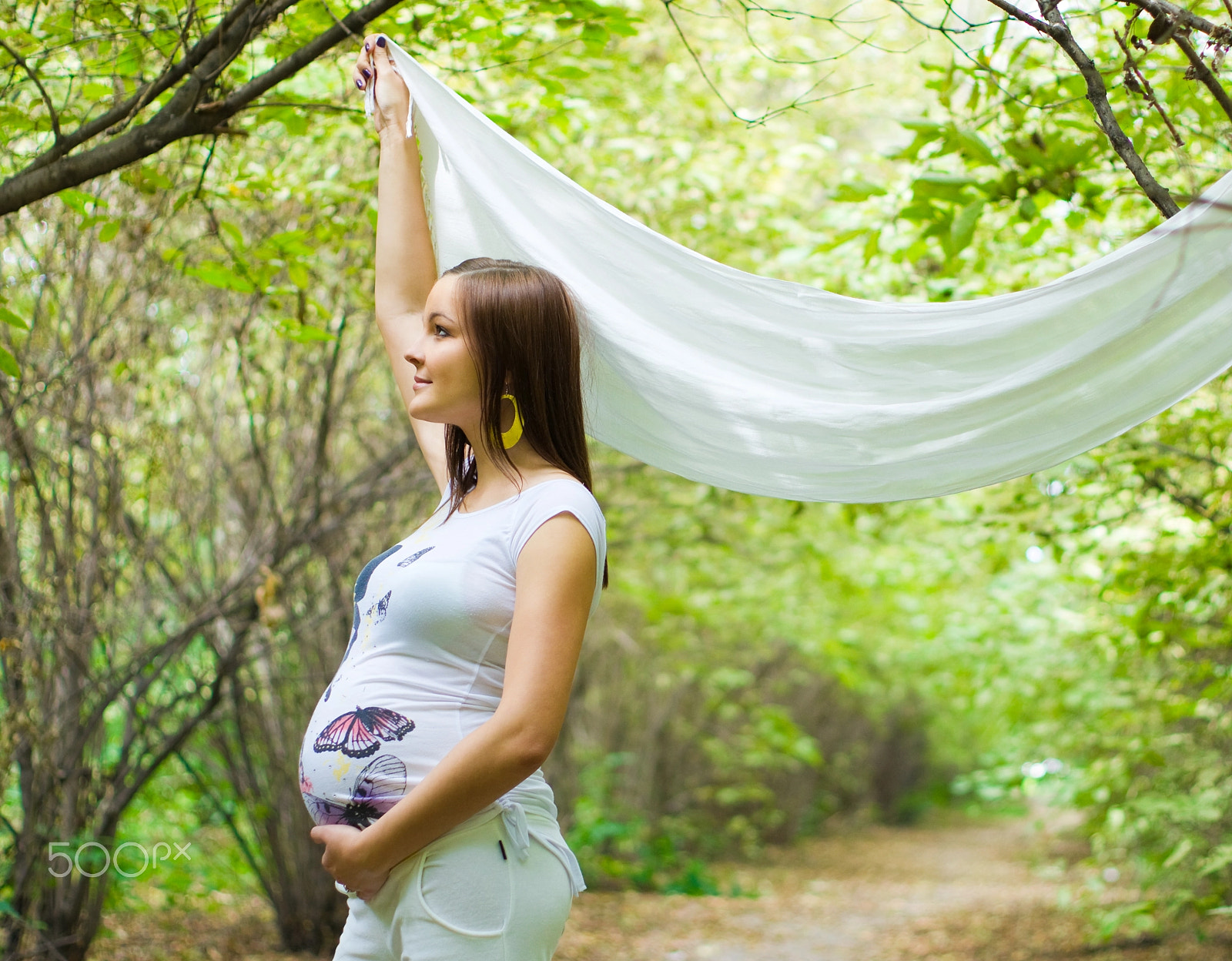 Sony Alpha DSLR-A550 + Sony 50mm F1.4 sample photo. Beautiful pregnant woman in the park photography