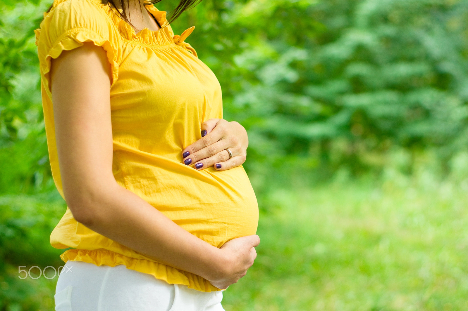 Sony Alpha DSLR-A550 + Sony 50mm F1.4 sample photo. Beautiful pregnant woman in the park photography