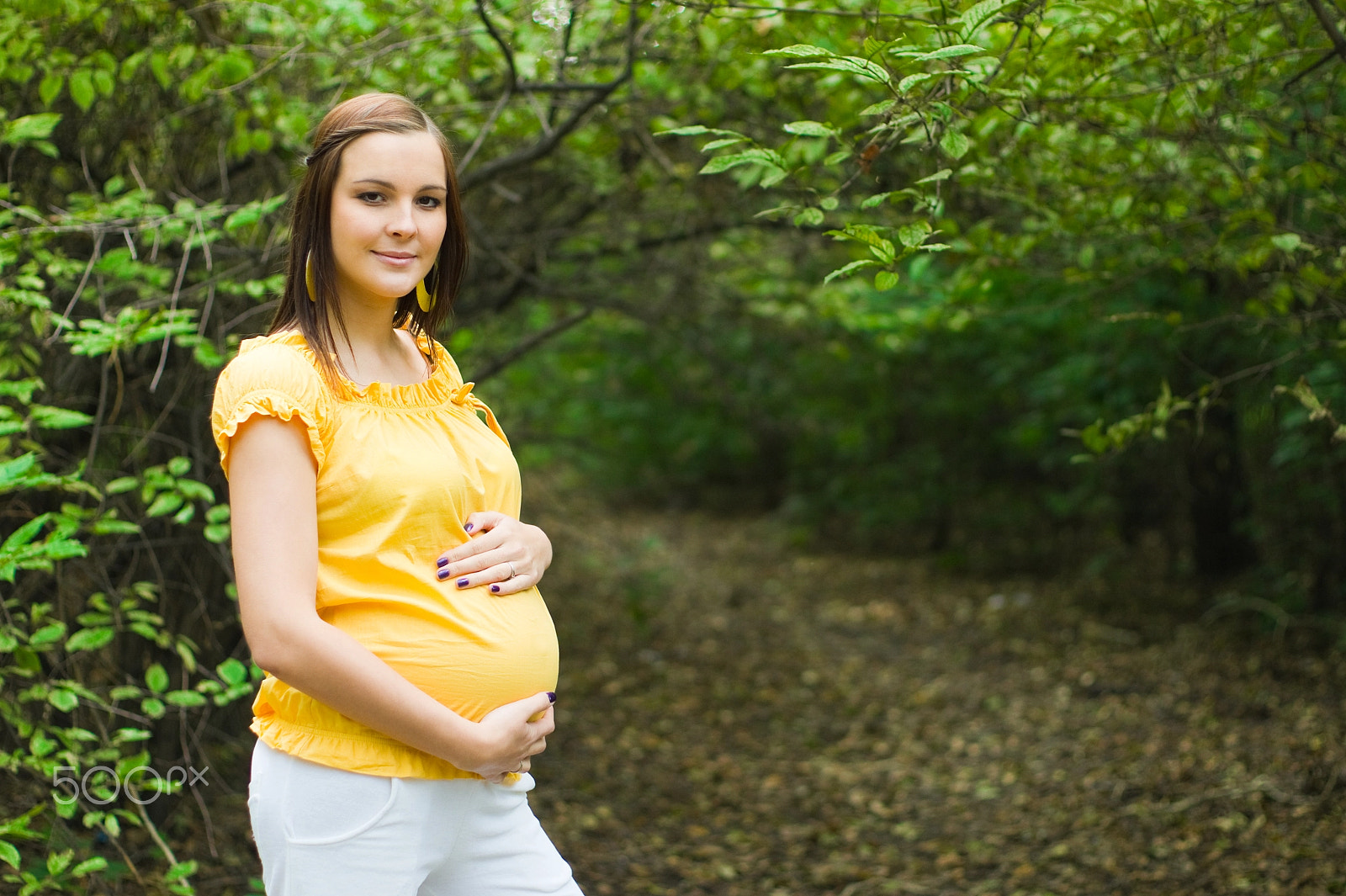 Sony Alpha DSLR-A550 + Sony 50mm F1.4 sample photo. Beautiful pregnant woman in the park photography