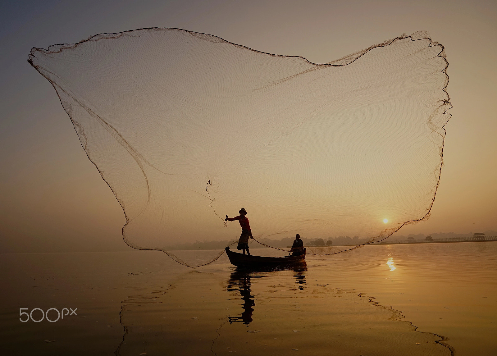 Sony a7 + Sony Vario-Tessar T* FE 16-35mm F4 ZA OSS sample photo. Fishermen on taungthaman lake photography
