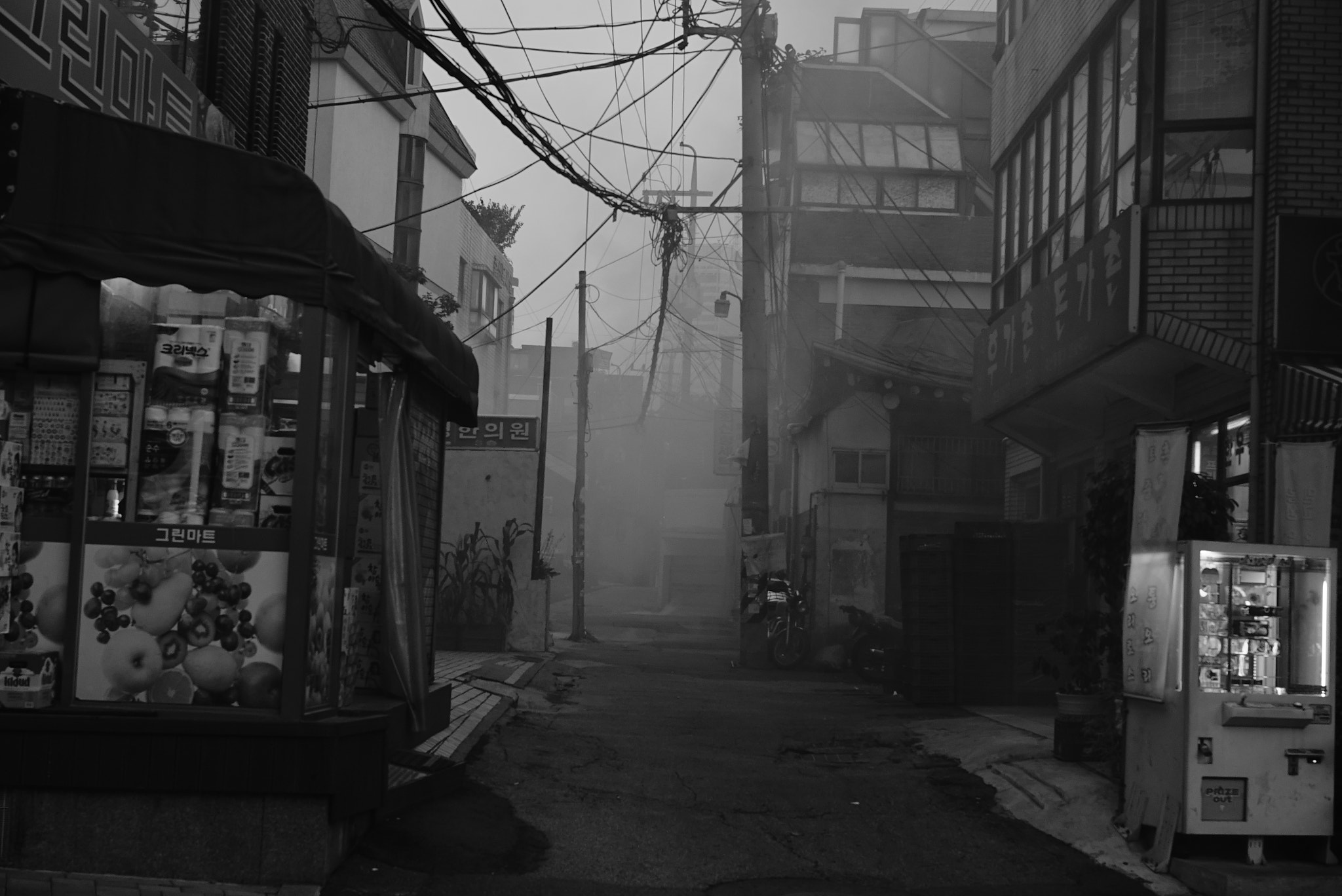 Sony a7S + Sony Sonnar T* FE 55mm F1.8 ZA sample photo. Narrow road in seoul photography