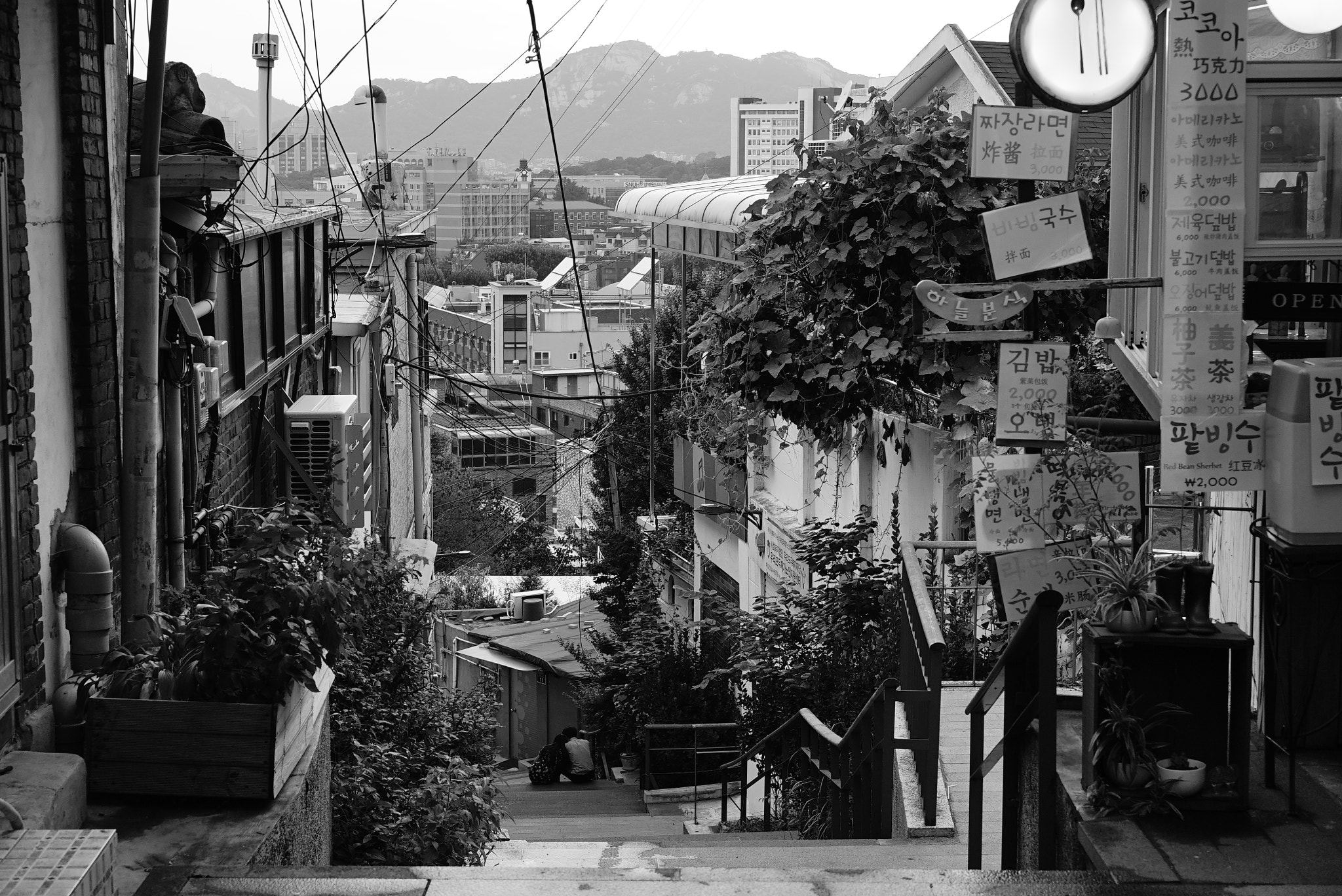 Sony a7S + Sony Sonnar T* FE 55mm F1.8 ZA sample photo. Narrow road in seoul photography