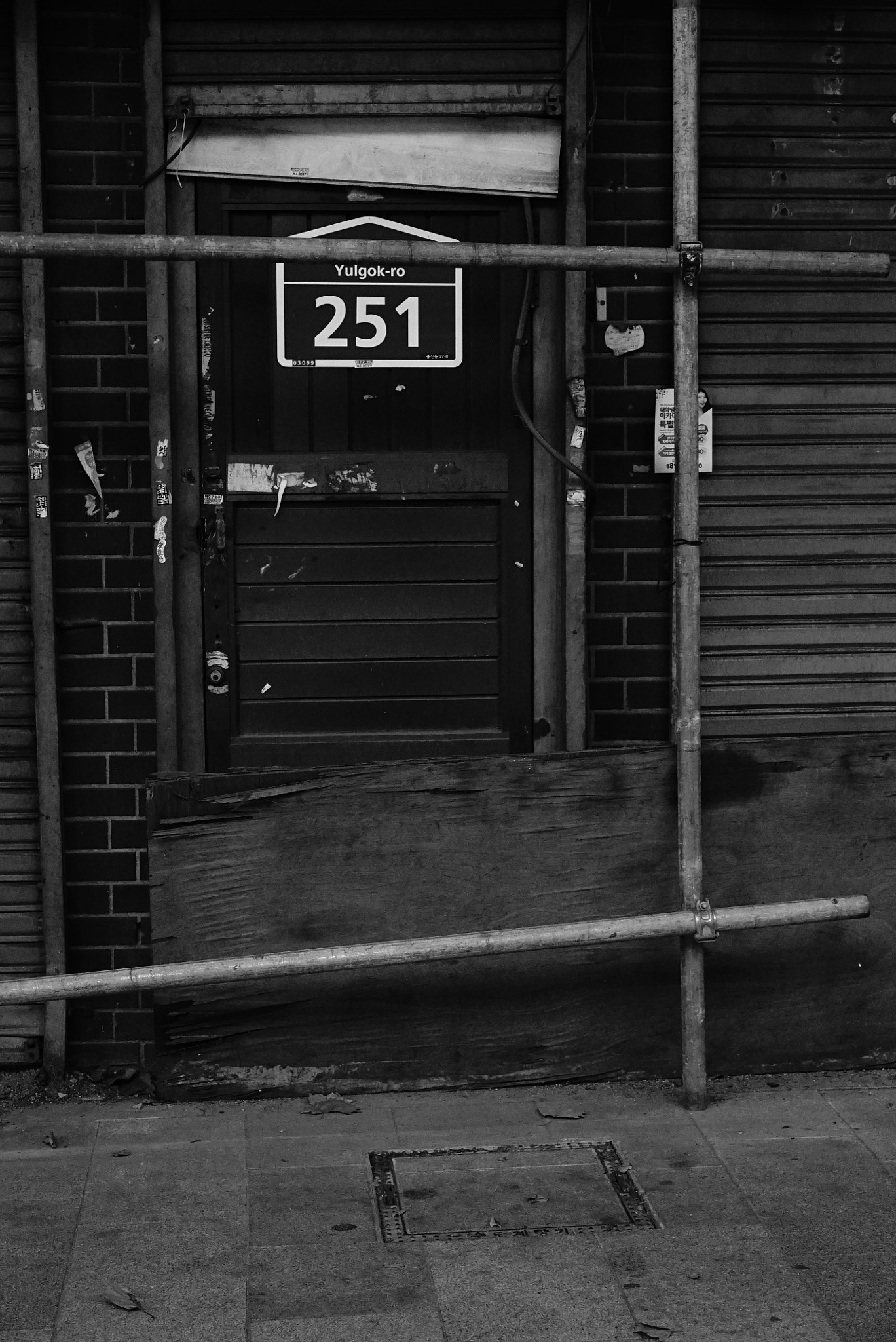 Sony a7S + Sony Sonnar T* FE 55mm F1.8 ZA sample photo. Narrow road in seoul photography