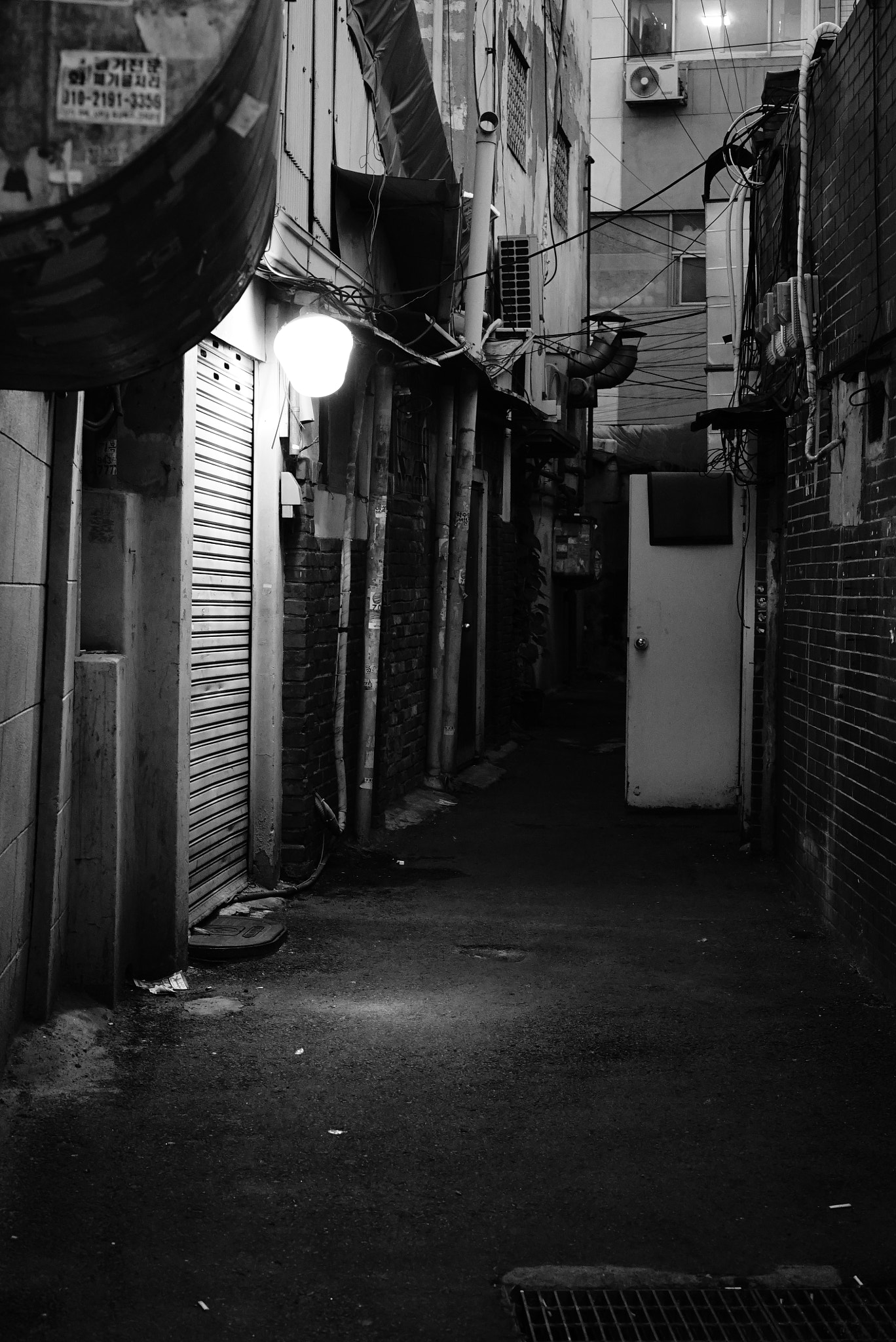 Sony a7S + Sony Sonnar T* FE 55mm F1.8 ZA sample photo. Narrow road in seoul photography