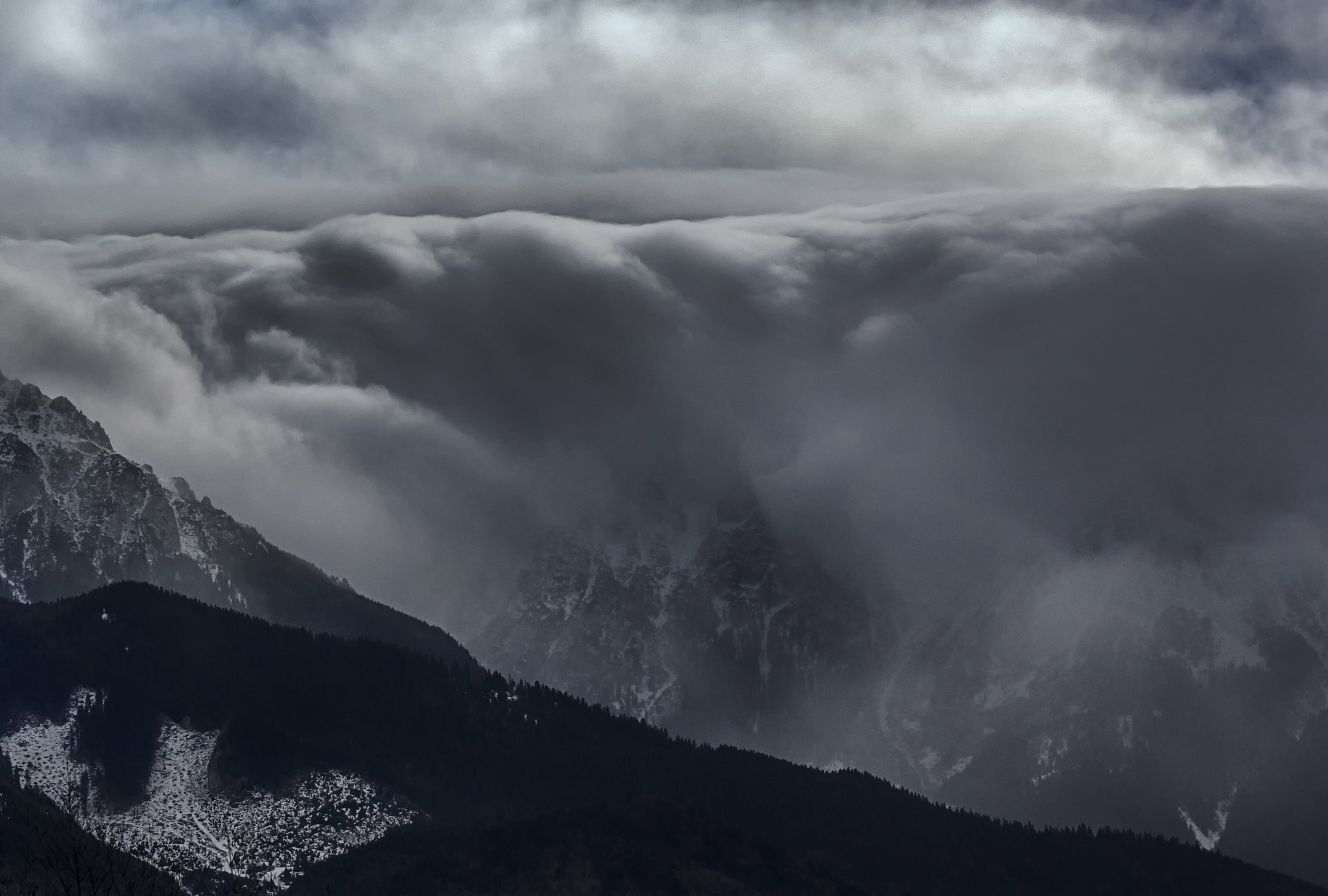 Sony SLT-A77 + Tamron SP AF 70-200mm F2.8 Di LD (IF) MACRO sample photo. The wave of clouds photography