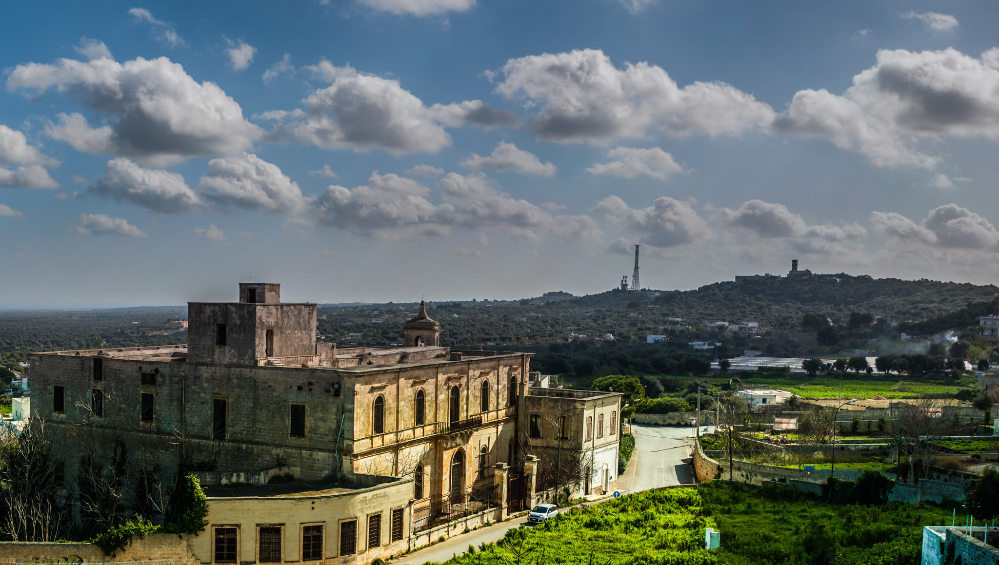 Nikon D700 + Sigma 50-150mm F2.8 EX APO DC HSM sample photo. A castle in italy photography