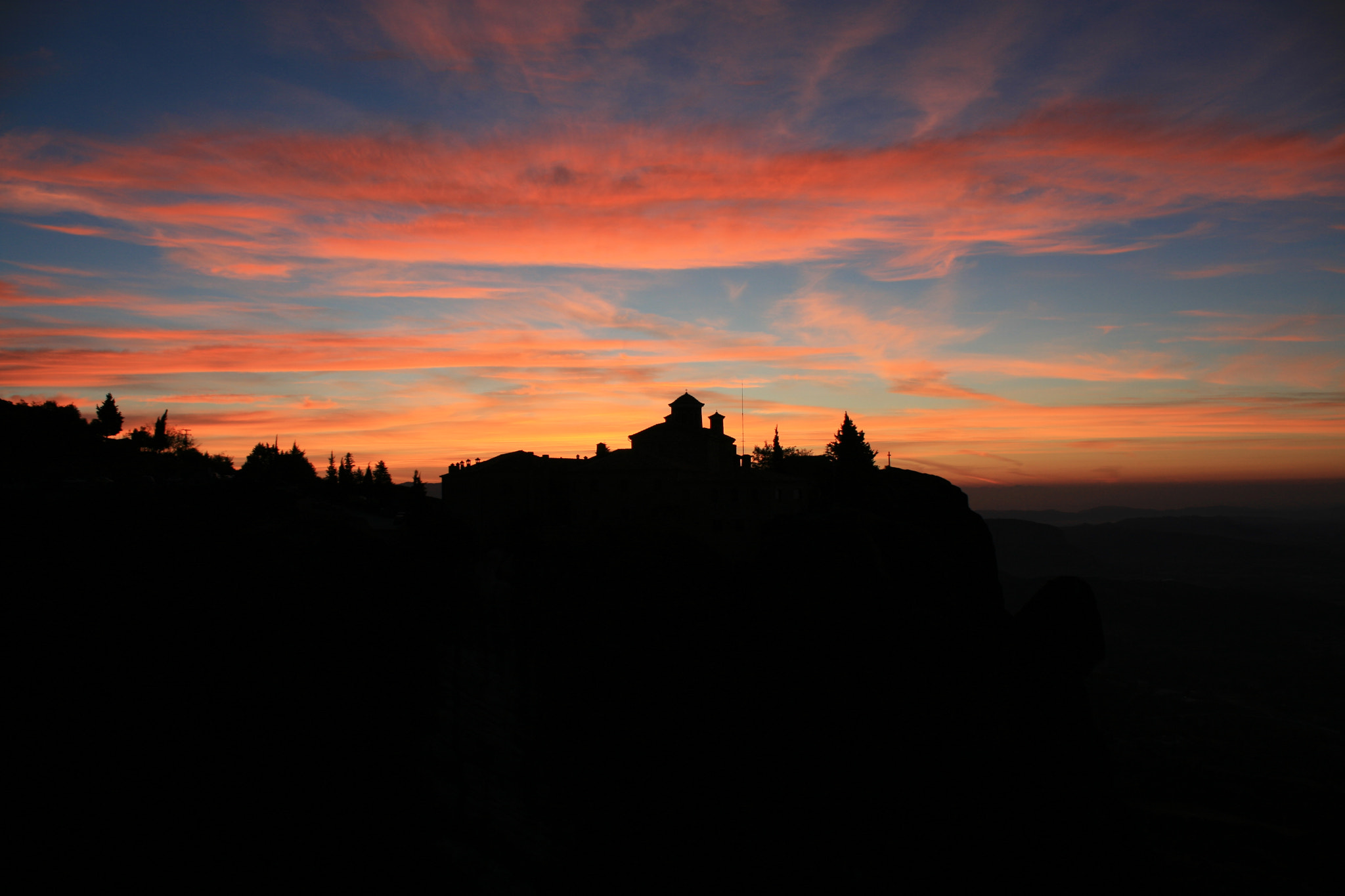 Canon EOS 400D (EOS Digital Rebel XTi / EOS Kiss Digital X) + Canon EF-S 18-55mm F3.5-5.6 IS II sample photo. Meteora monastery at sunrise photography