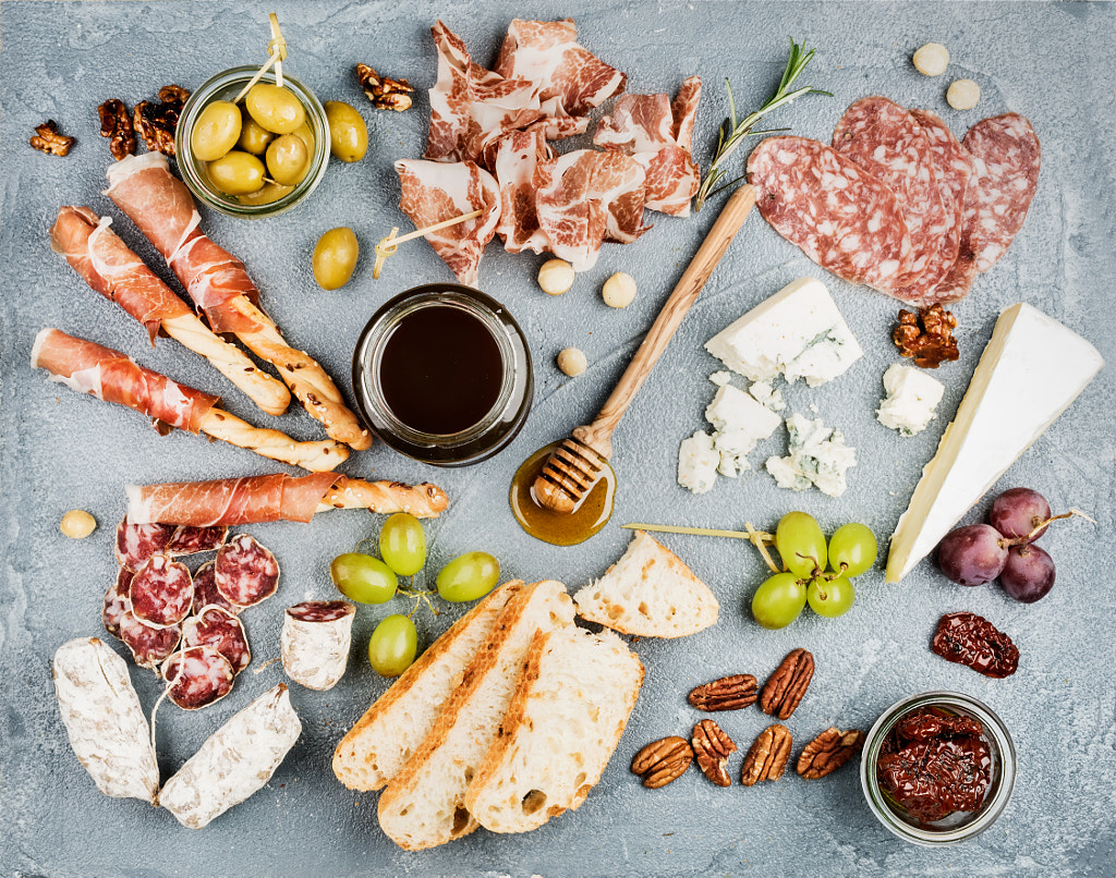 Cheese and meat appetizer selection or wine snack set. Variety of  cheese, salami, prosciutto,..., автор — Anna Ivanova на 500px.com